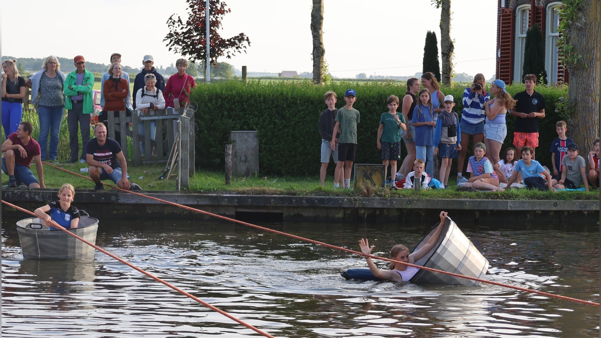 Spektakel op het water tijdens Tobbevaren in Gaastmeer