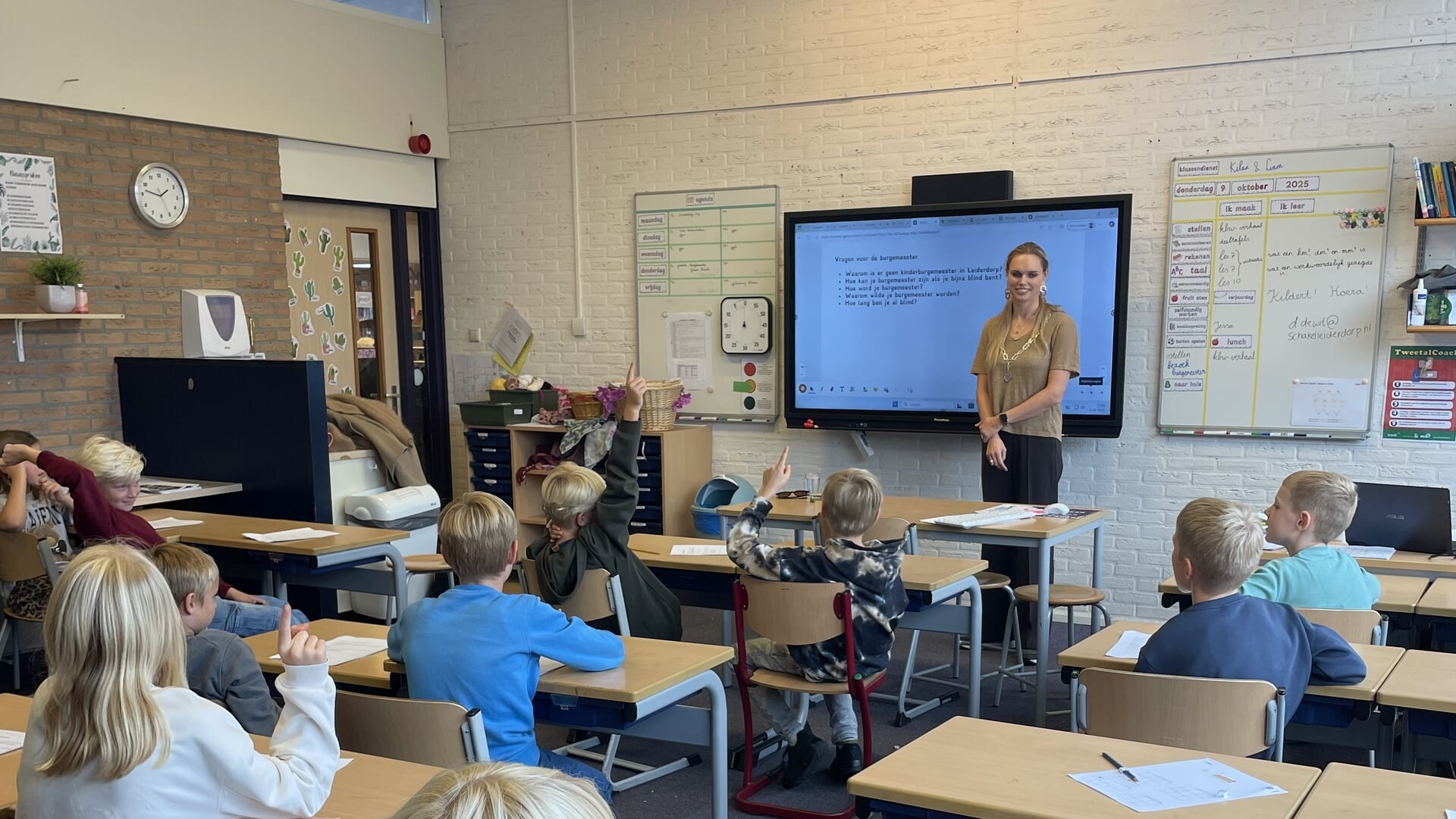 Burgemeester geeft gastles aan groep 7 leerlingen over lokale democratie