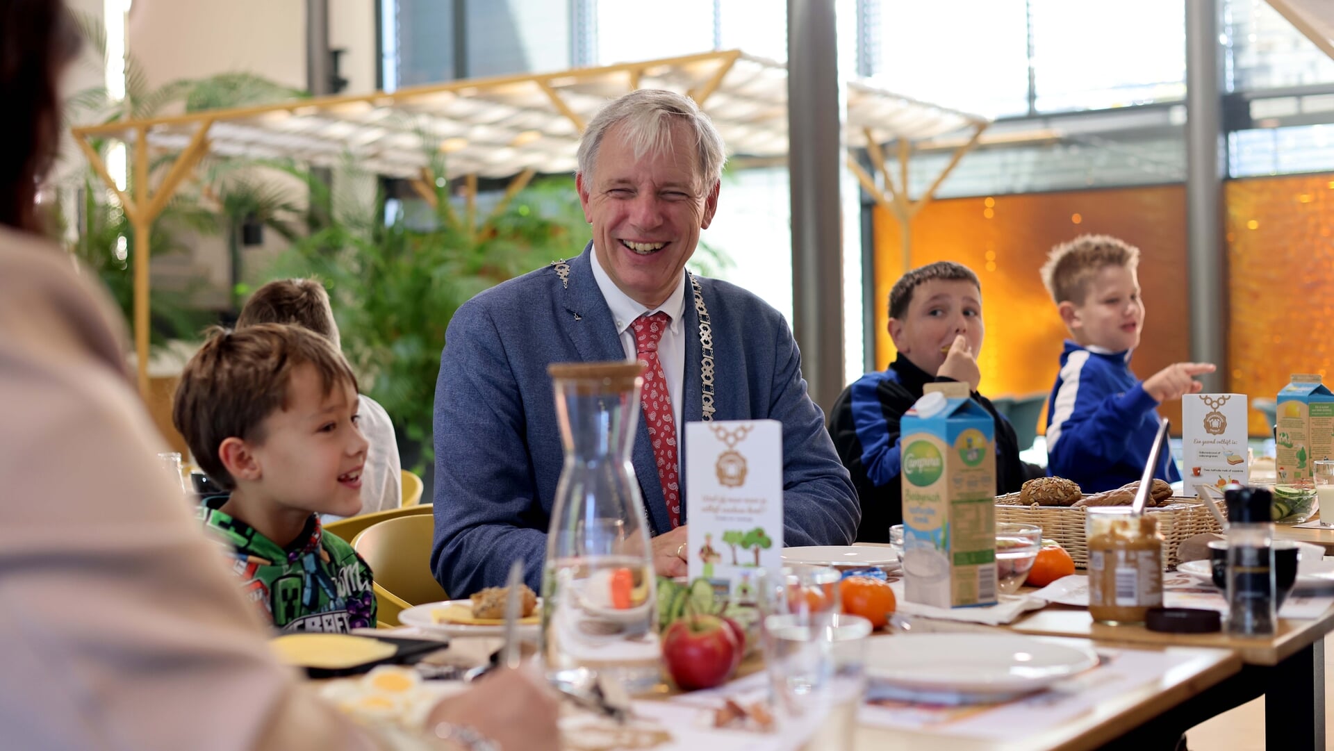 Burgemeester ontbijt samen met groep 6 en 7