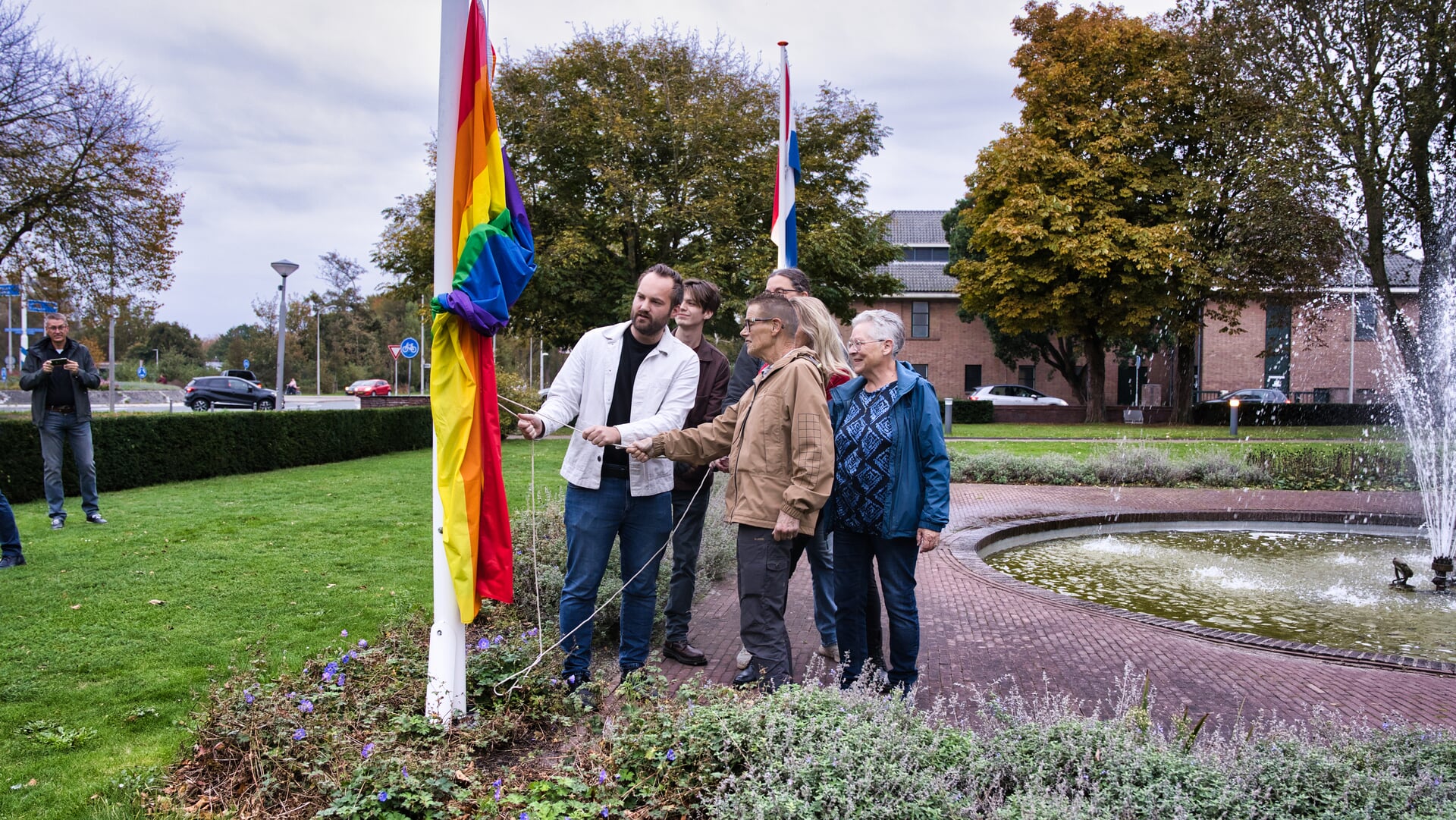Regenboogvlag bij gemeentehuis van de mast gehaald