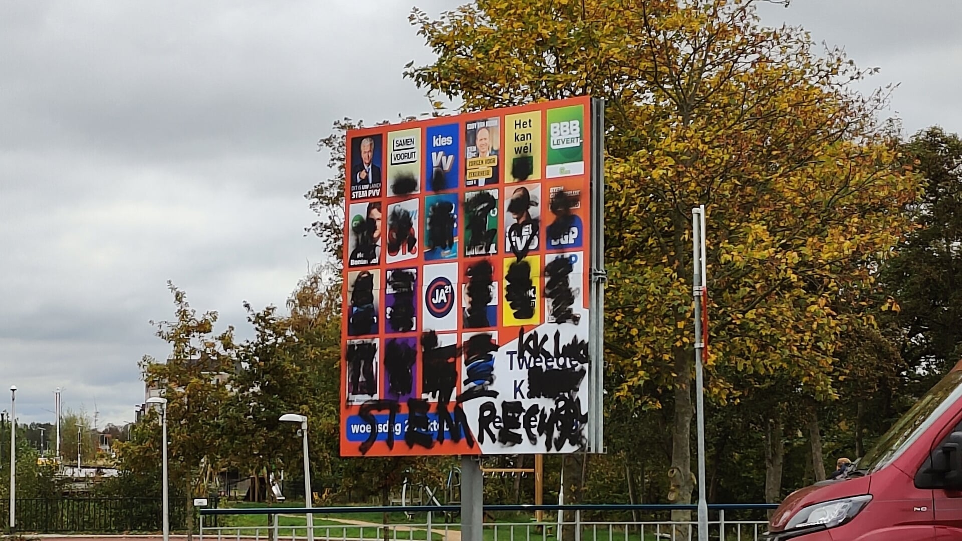 Gemeente Katwijk doet aangifte na bekladding verkiezingsbord