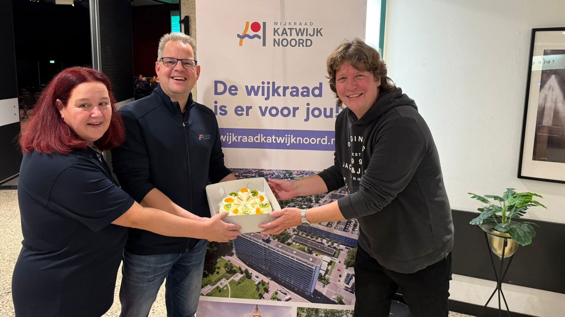 Taart voor communityleden wijkraad Katwijk Noord
