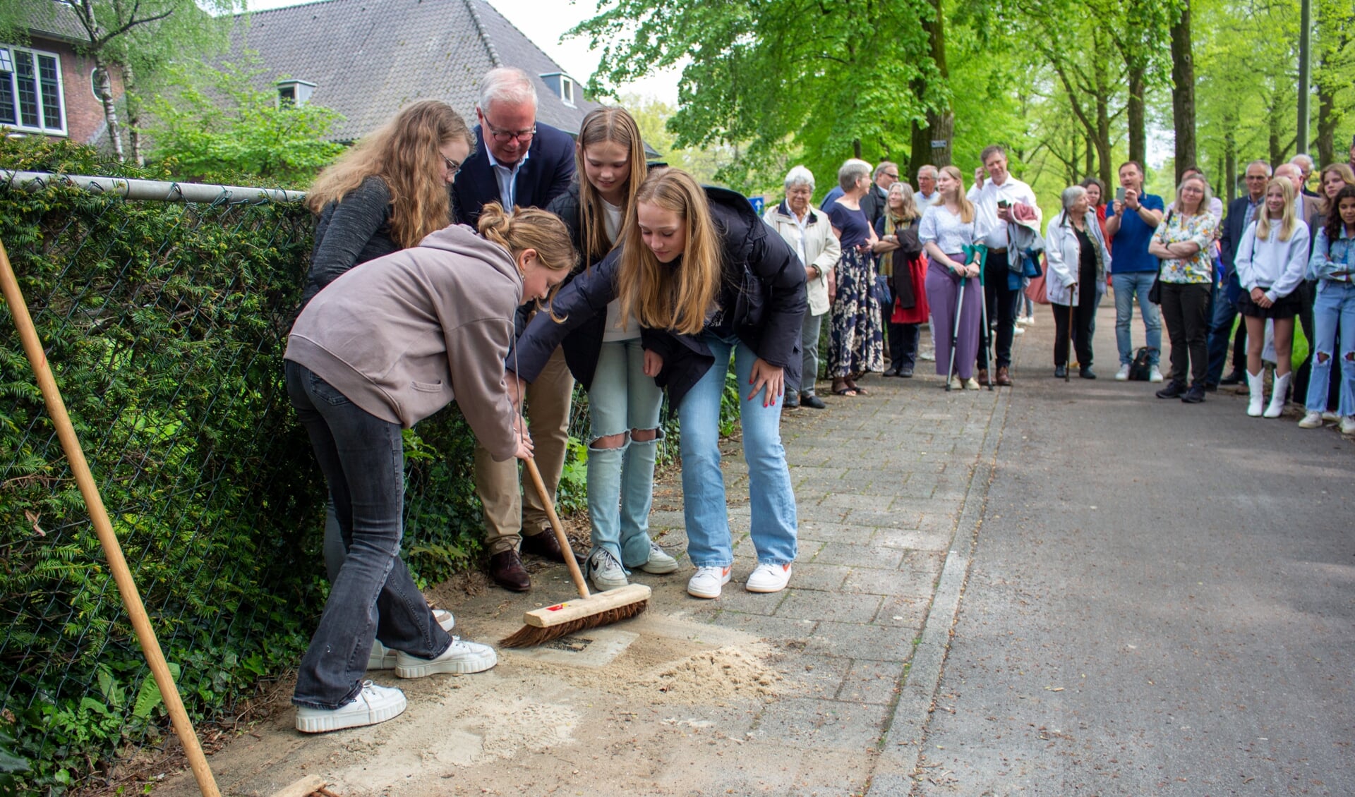 Twee Gedenksteentjes Voor Christelijk Lyceum Zeist Al Het Nieuws Uit Zeist En Omstreken