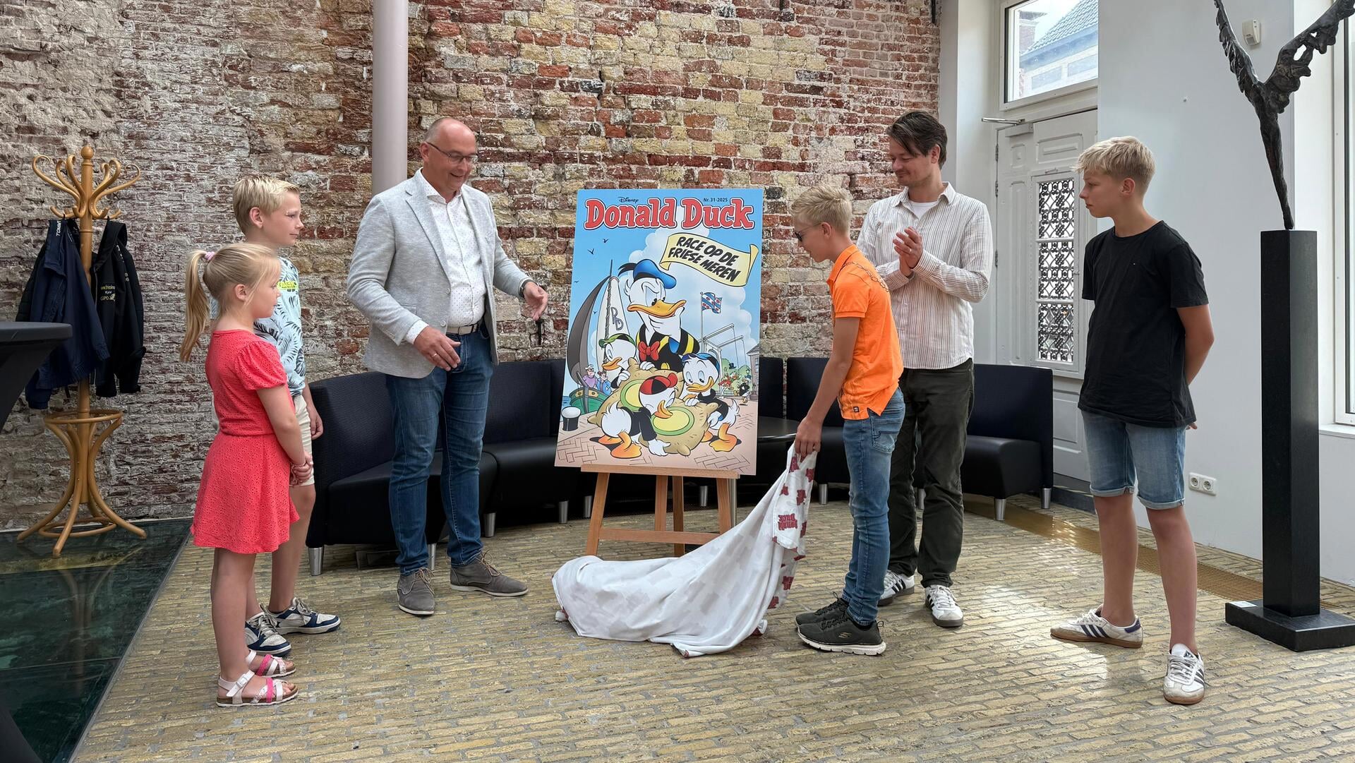 Donald Duck ontdekt Fryslân: feestelijke onthulling speciale editie in Sneek
