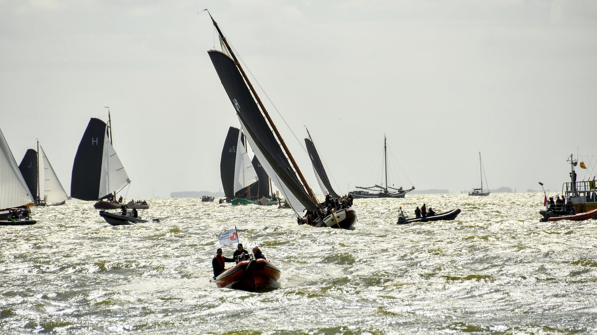 Geen SKS Skûtsjesilen in Stavoren vandaag door harde wind