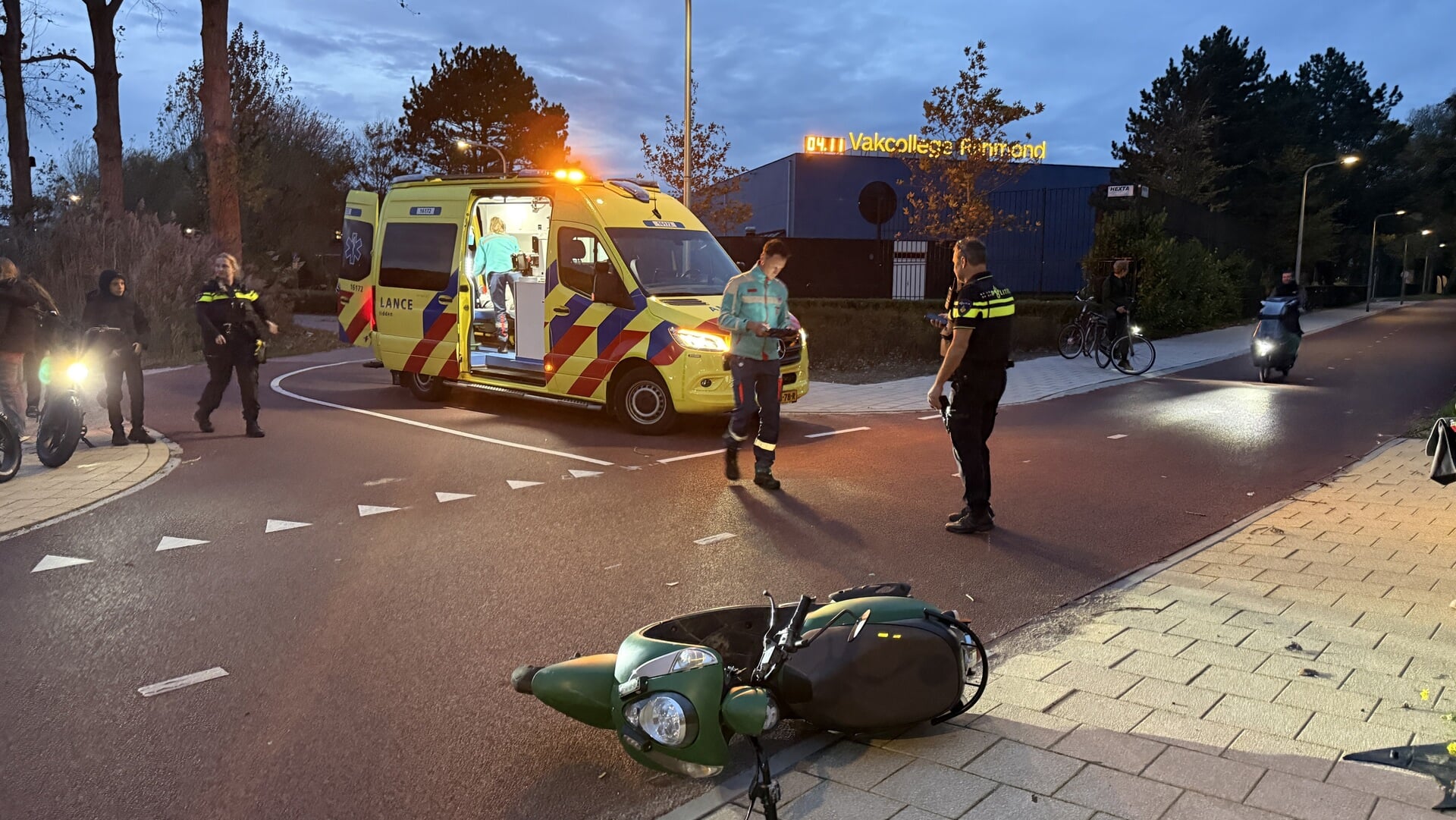 Scooterrijder naar ziekenhuis na botsing met fietser