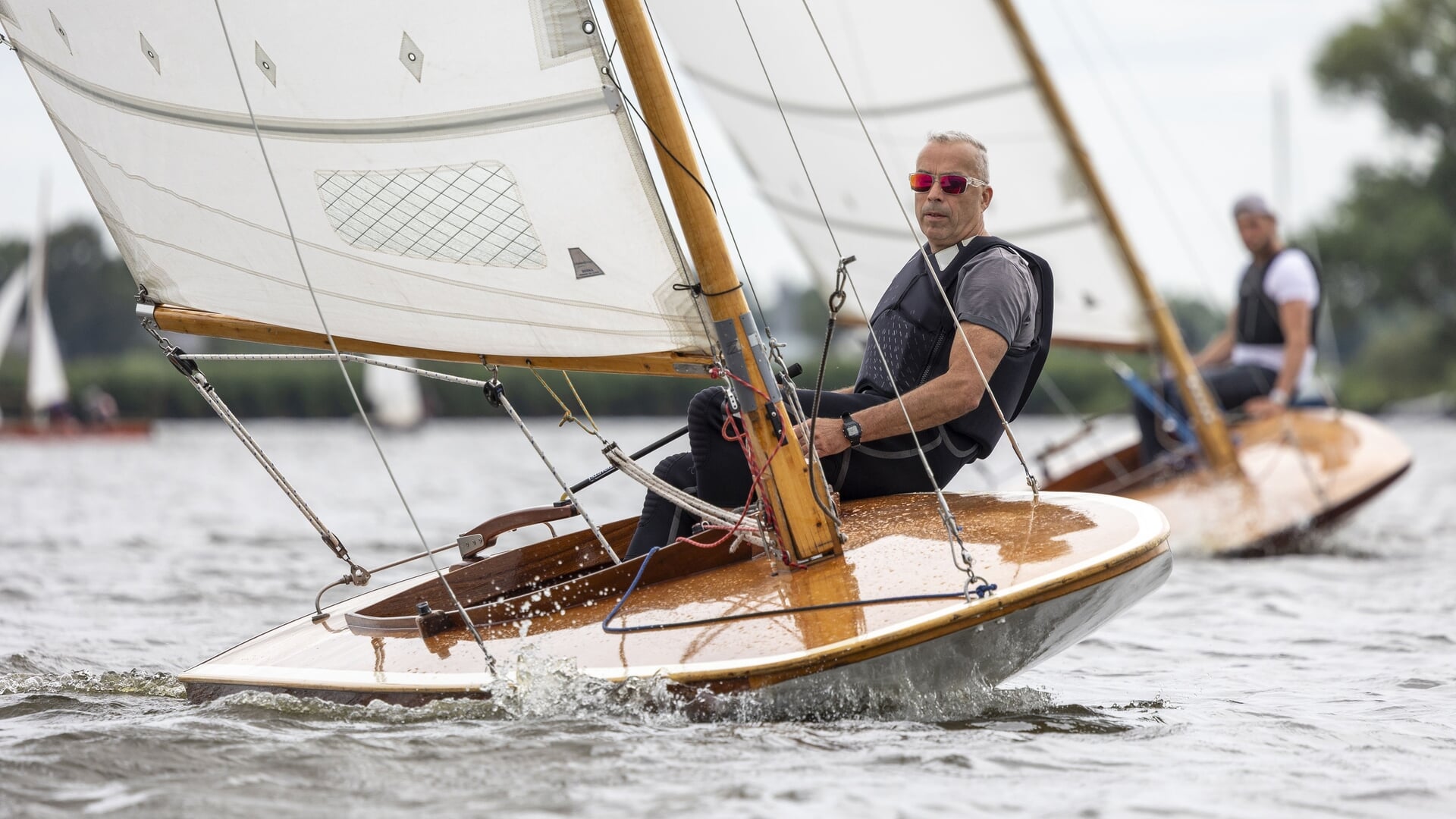 Derde zeildag Sneekweek met stevige wind en strakke regie