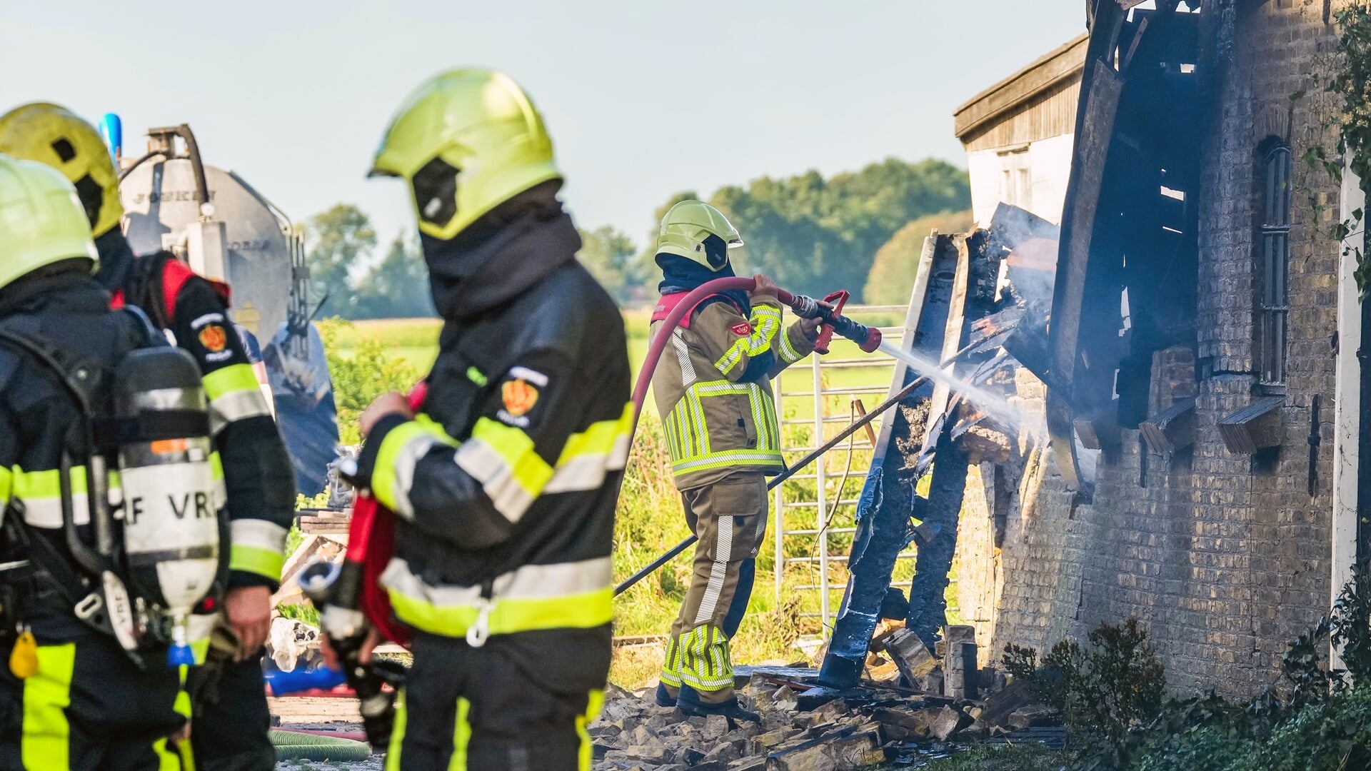 Grote brand verwoest schuur in Ypecolsga, brandweer voorkomt overslag
