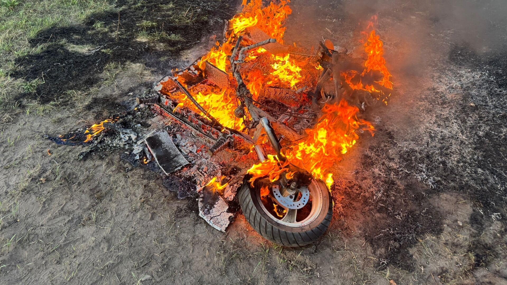 Scooter gaat in vlammen op in Gemert