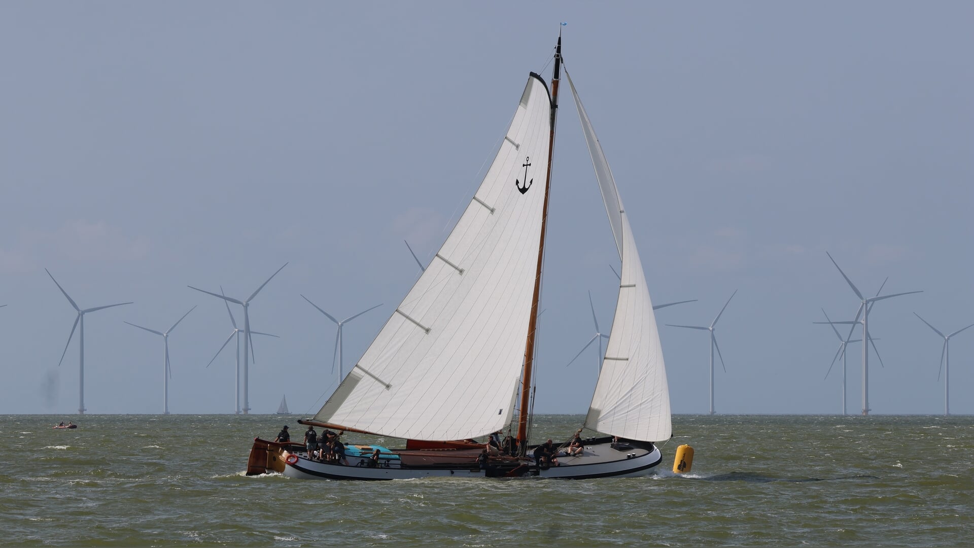 Skûtsje ‘Sterke Jerke’ wint de IFKS-ouverture in Hindeloopen