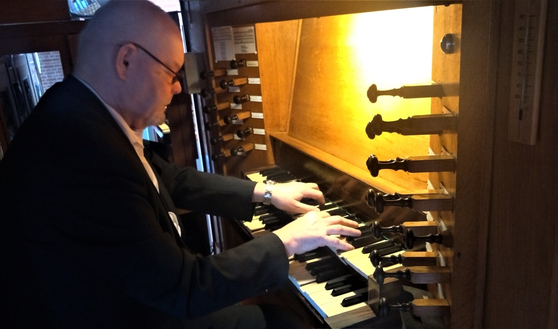 Aldert van Hoornaar speelt al veertig jaar op het orgel in de ...