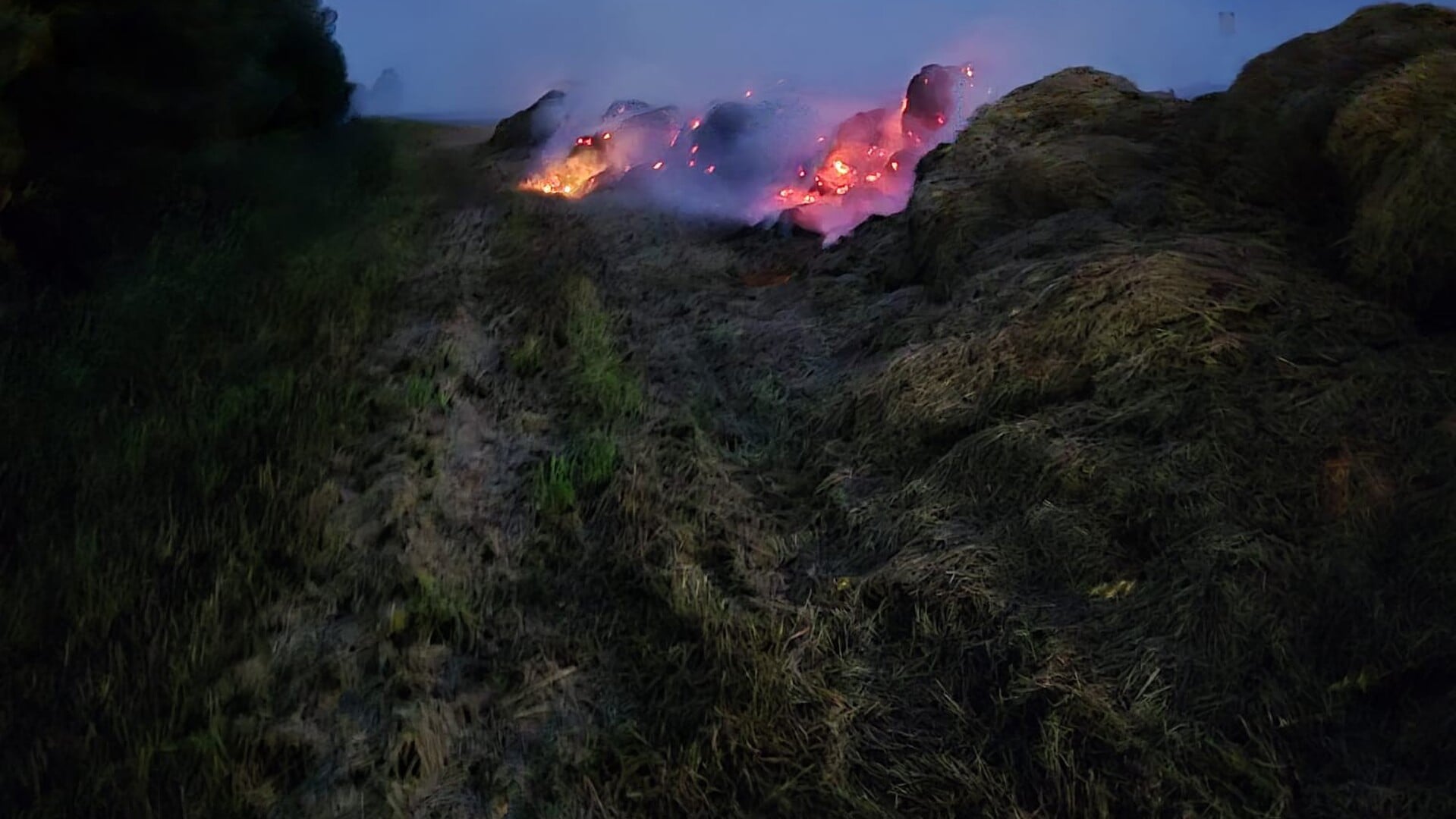 Brandweer ruikt uit voor broei in gras