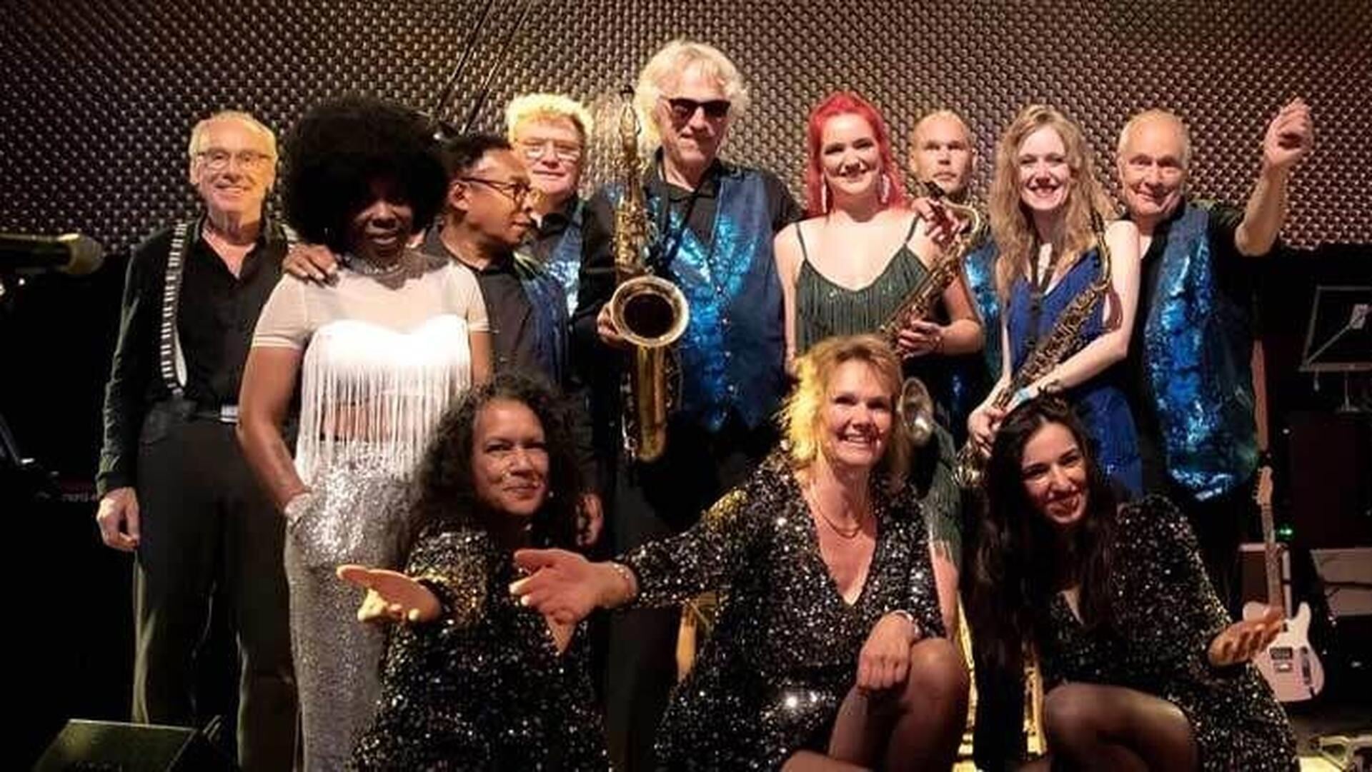 Openluchtconcert soulband bij jubilerend Muyzykkafee