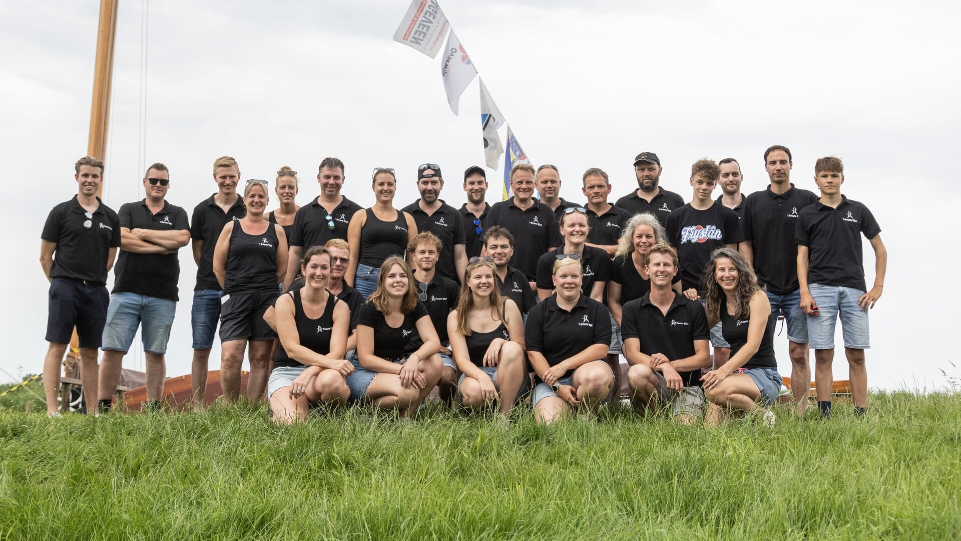 Skûtsje It Swarte Wief uit Tijnje promoveert