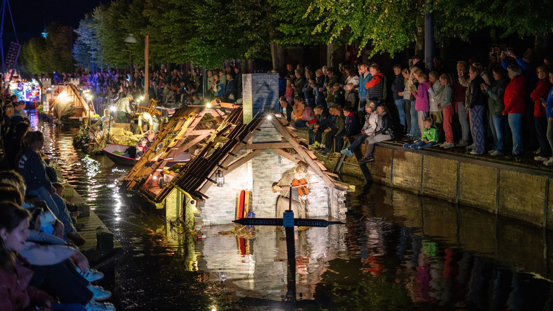 FOTO’S | Prachtige gondels en volle kades bij 62e Gondelvaart in Balk