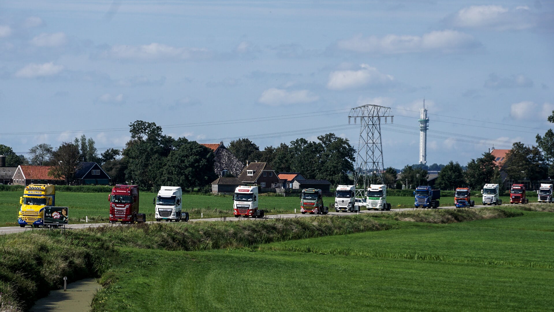 12e Truckrit trekt zaterdag voor feestelijke rondrit door Friesland; van Echtenerbrug naar Heerenvee