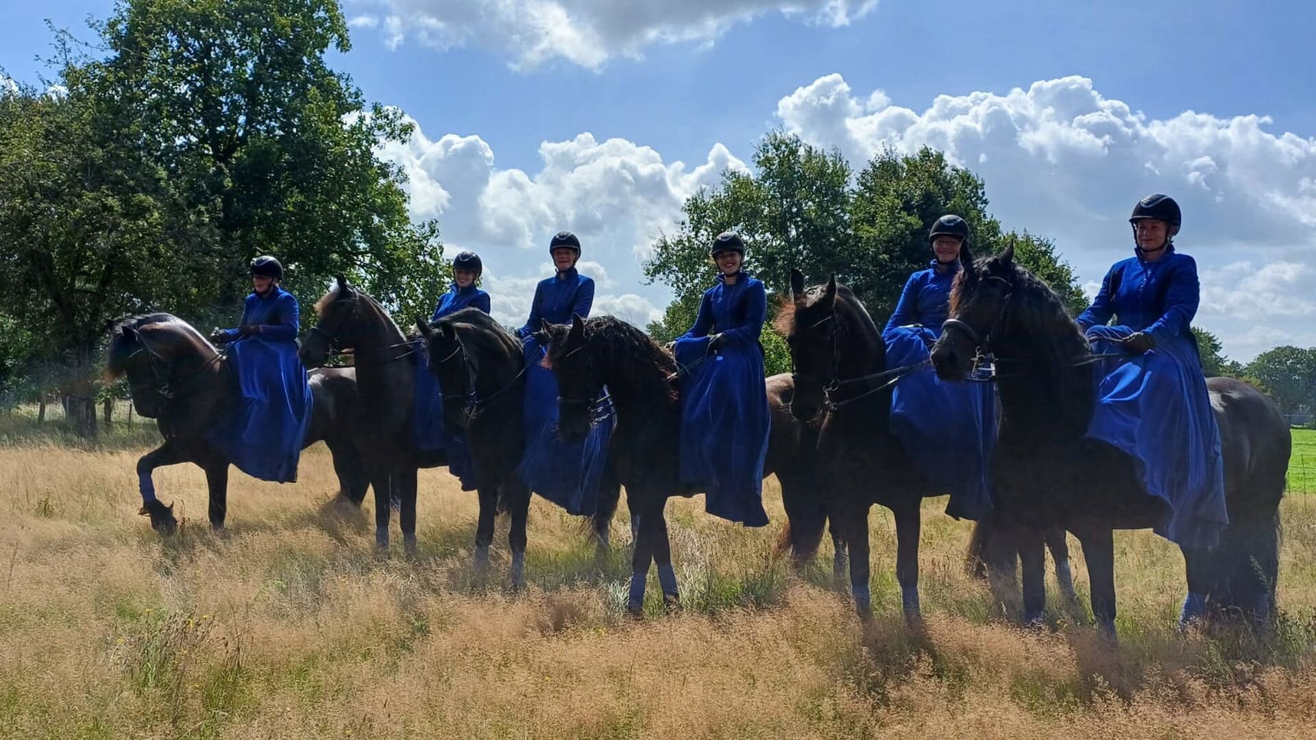Dameszadelclub Fleurop brengt showmiddag in Arum