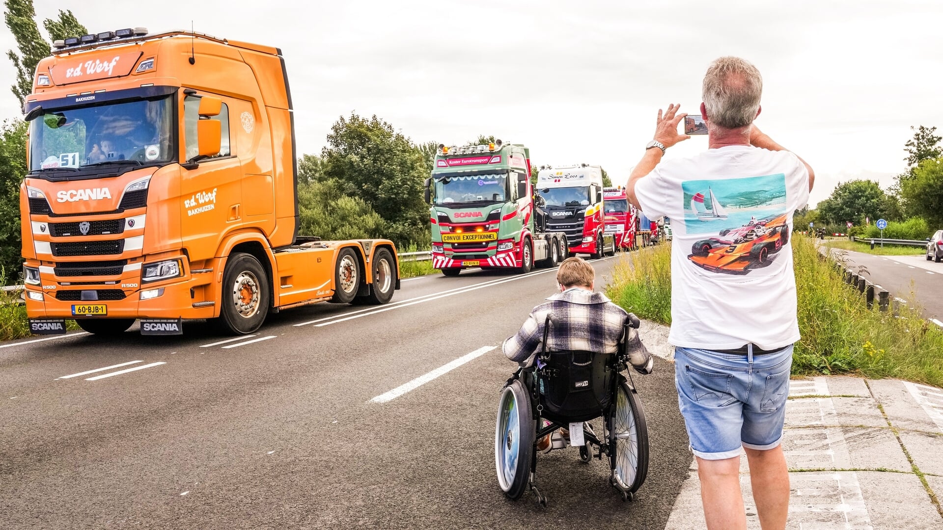 FOTO’S | Zwaaien, toeteren en blijde gezichten: 12e Truckrit Echtenerbrug groot feest