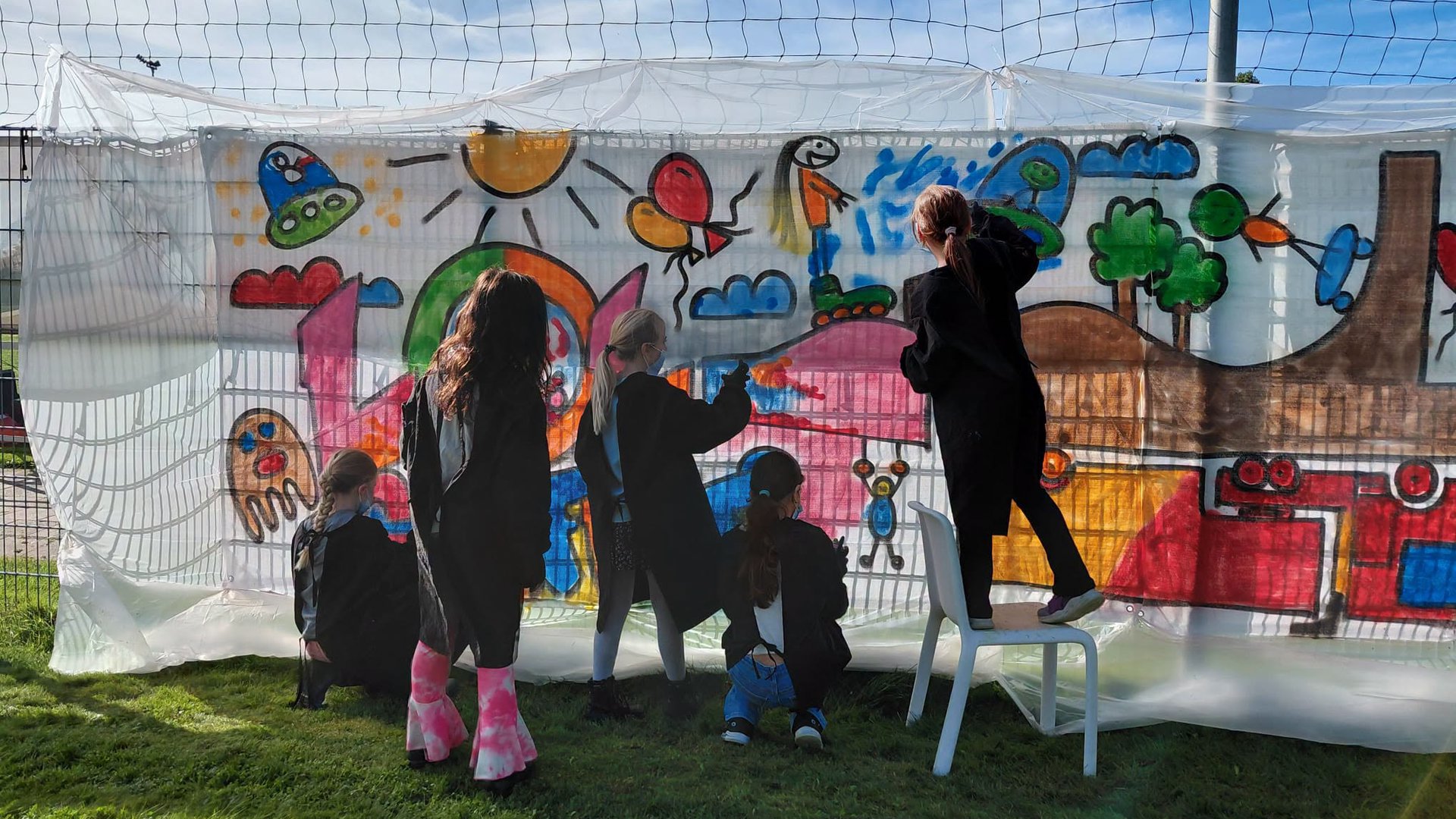 Kinderen geven bouwhekken in Roodeschool kleur