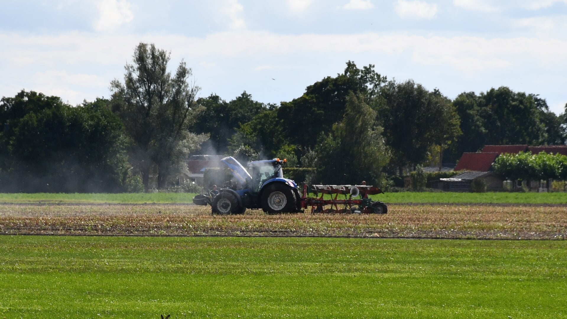 Tractor in brand aan de Binnendyk in Rottum