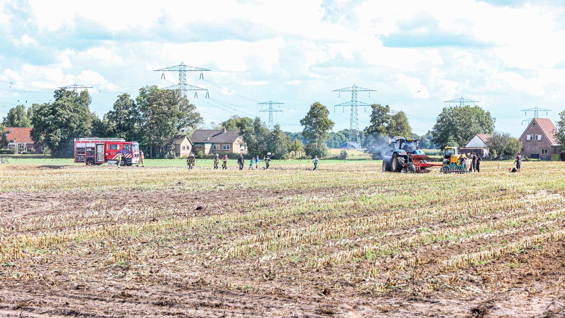 Tractor in brand in weiland