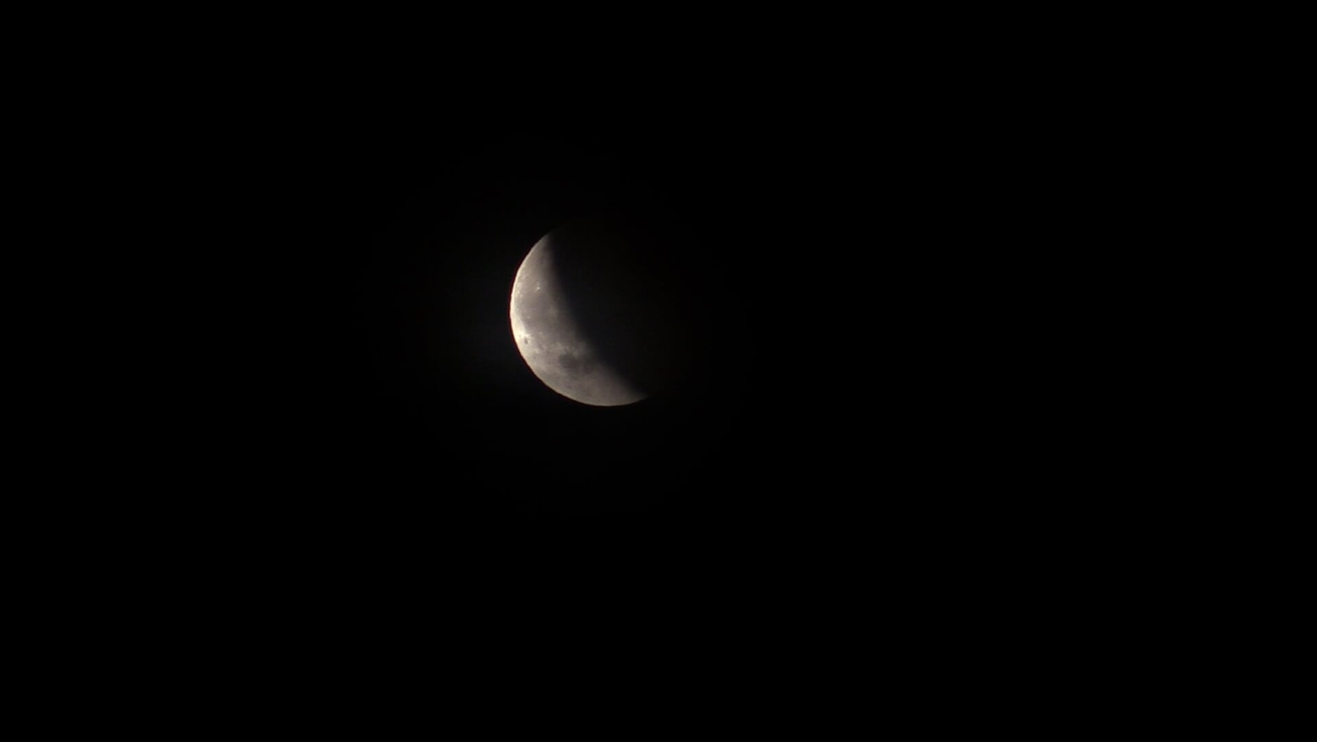 Tientallen toeschouwers bewonderen bloedmaan boven Mildam (video)