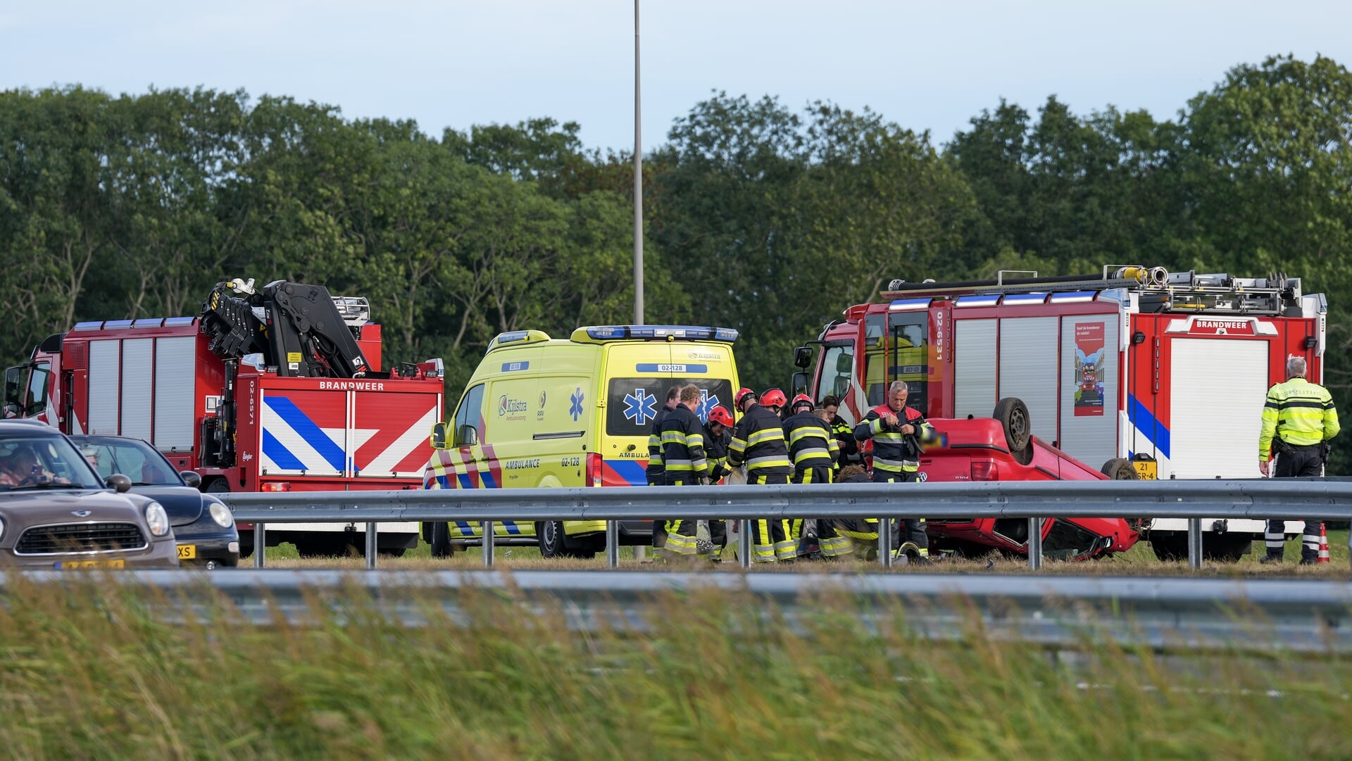 Auto slaat over de kop op A7 bij Haskerhorne