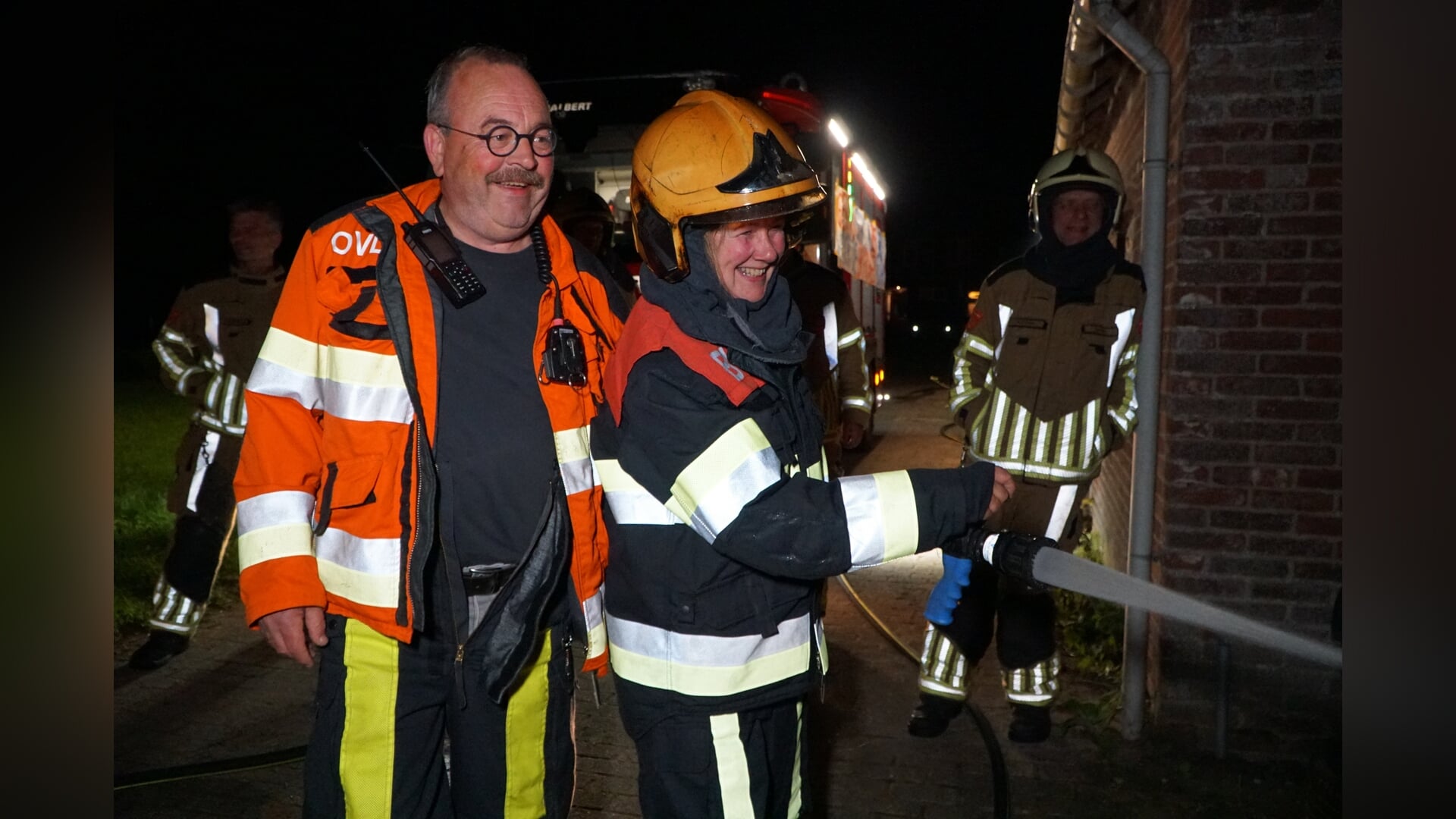 Officier van dienst Gerard Hoen door brandweerkorps Tjalleberd in het zonnetje gezet (video)
