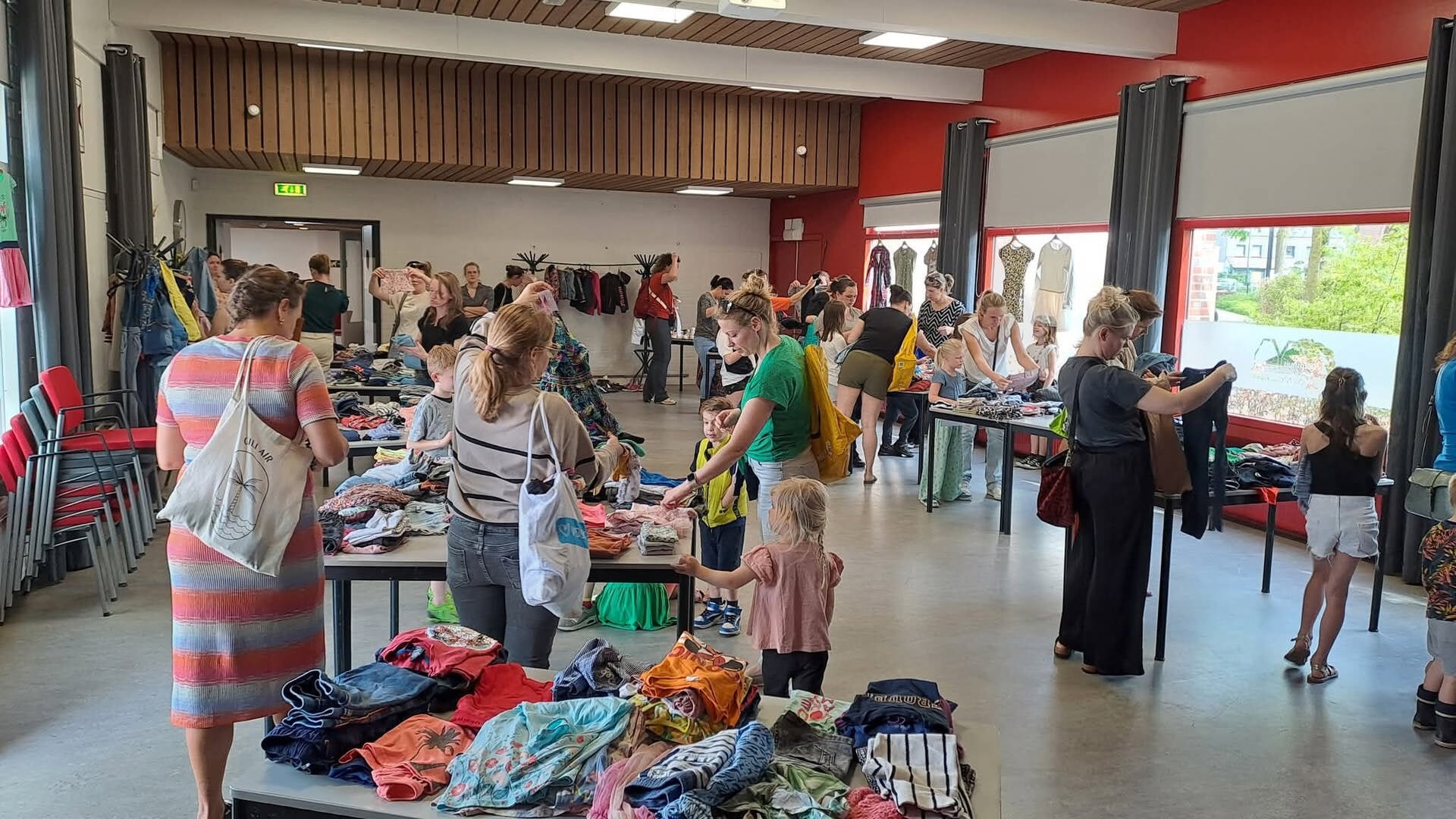 Kinderkledingruilbeurs in de Moerkoal