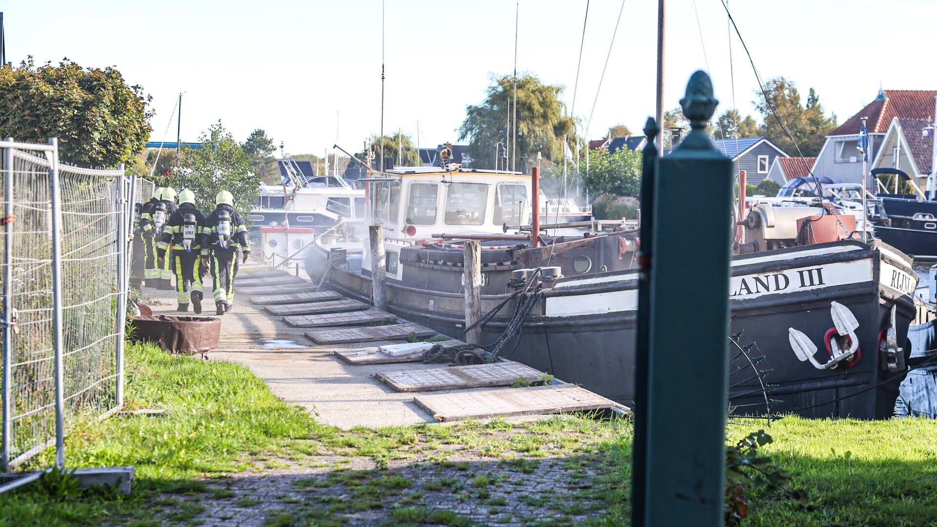 Brandweer blust brand in boot bij Uitwellingerga