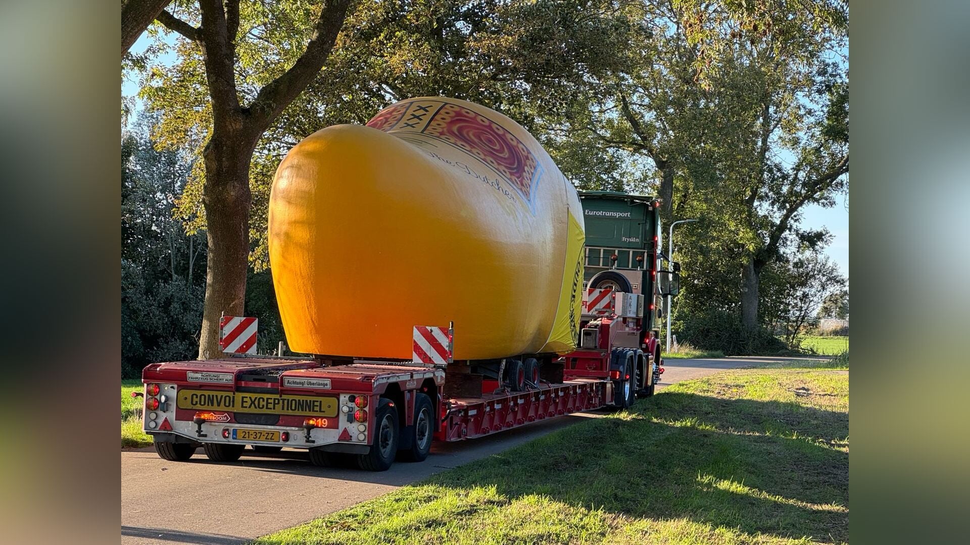 FOTO’S | Klaas op pad; gigantische klomp op transport naar Flaijelfeest