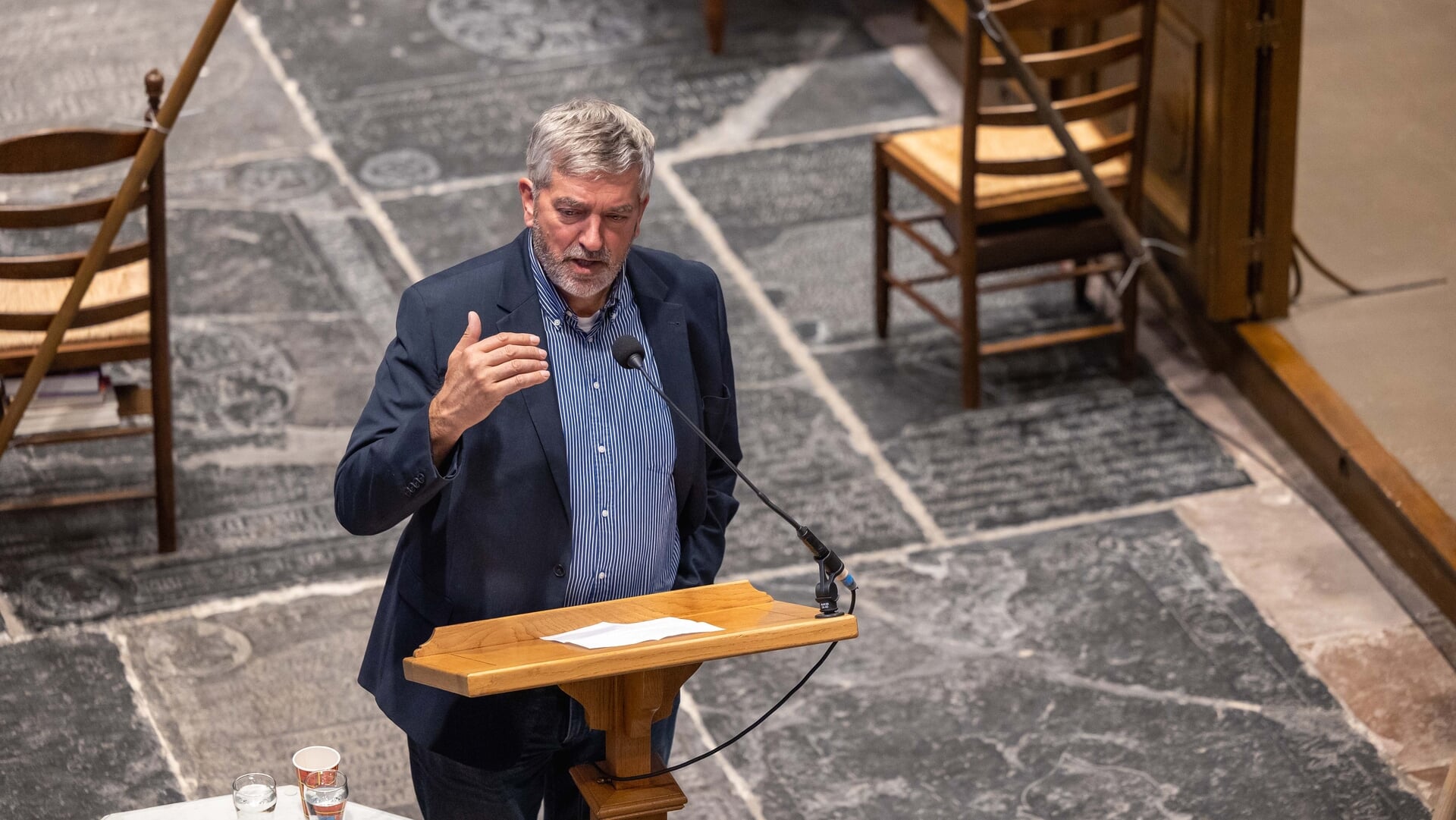 Lezing defensiespecialist Peter Wijninga in kerk Ysbrechtum: ‘De sprong naar vrede’