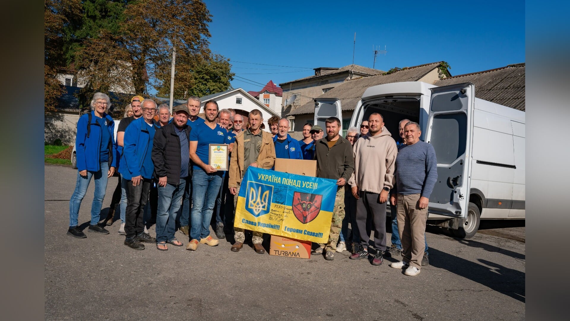 Friese Rijders schalen hulp naar Oekraïne verder op: Konvooi op klompen naar crisisgebied