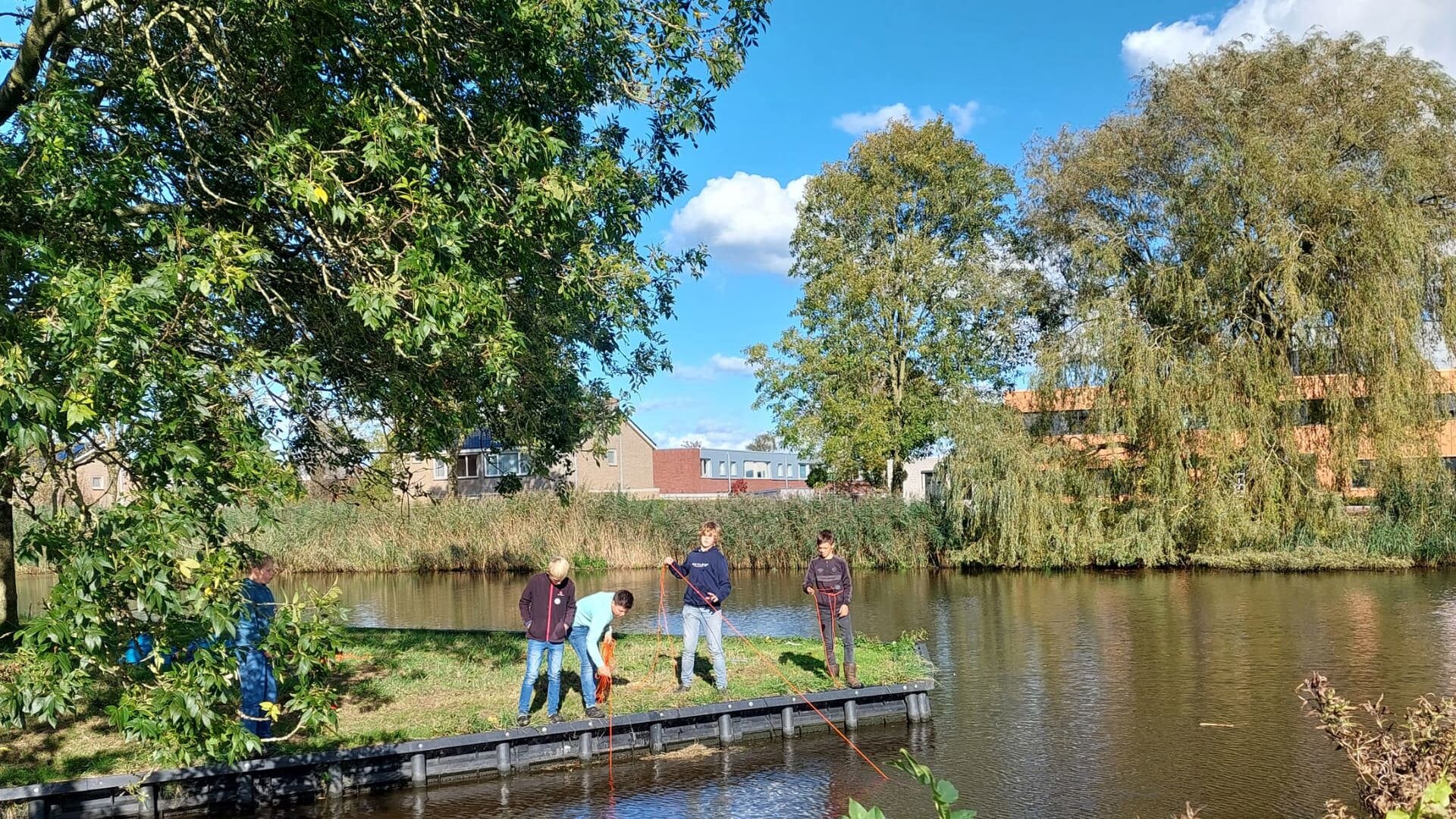 Vrijwilligers in actie tegen zwerfafval: in en rondom het water