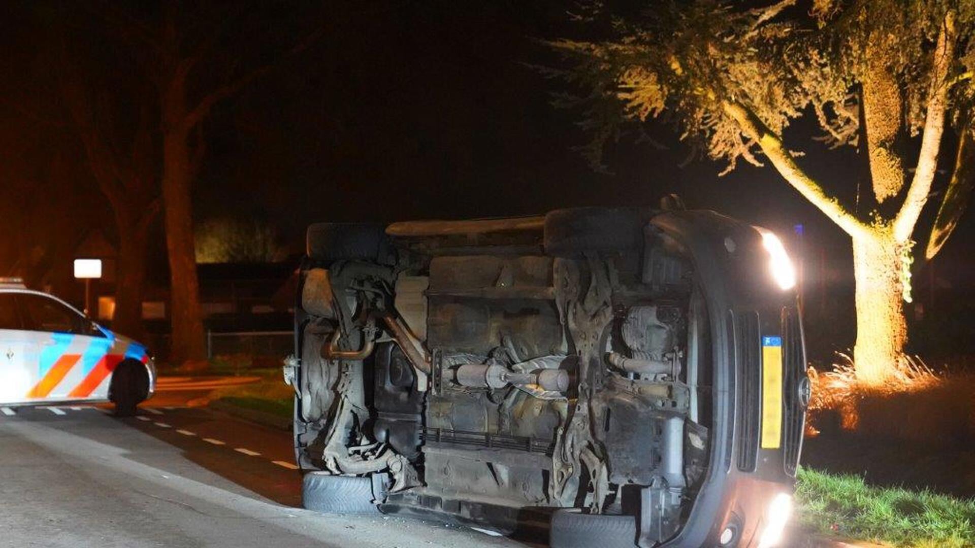 Auto op zijn kant na eenzijdig ongeval in Kerkdriel