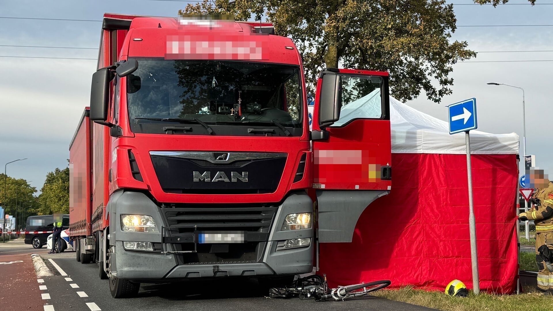 Fietser (80) uit Boekel overleden na aanrijding met vrachtwagen in Uden