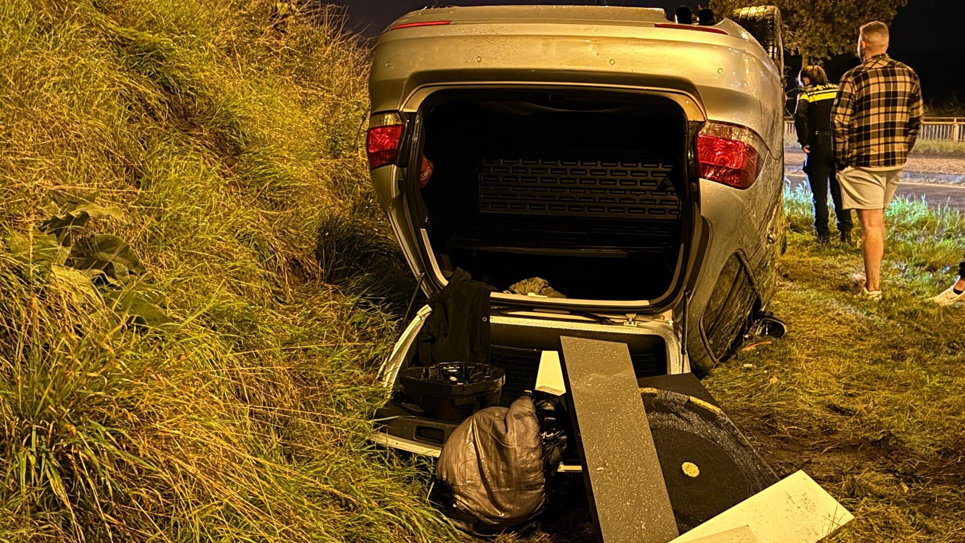 Auto beland op de kop in Beek en Donk; politie vindt veel sloffen sigaretten