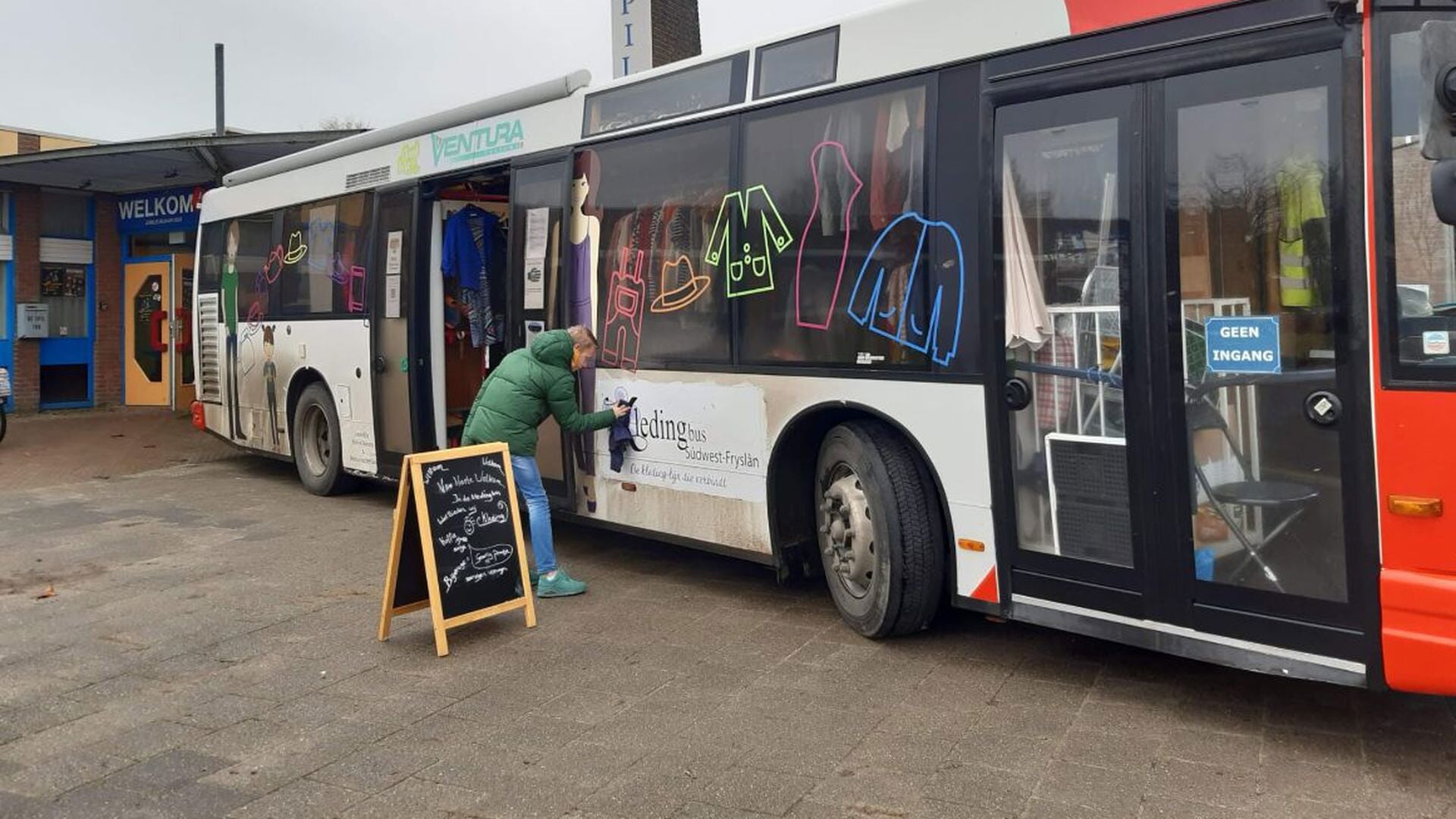 De Kledingbus is goud voor Súdwest-Fryslân: “Het is niet alleen een bus, maar ook een plek van hoop”