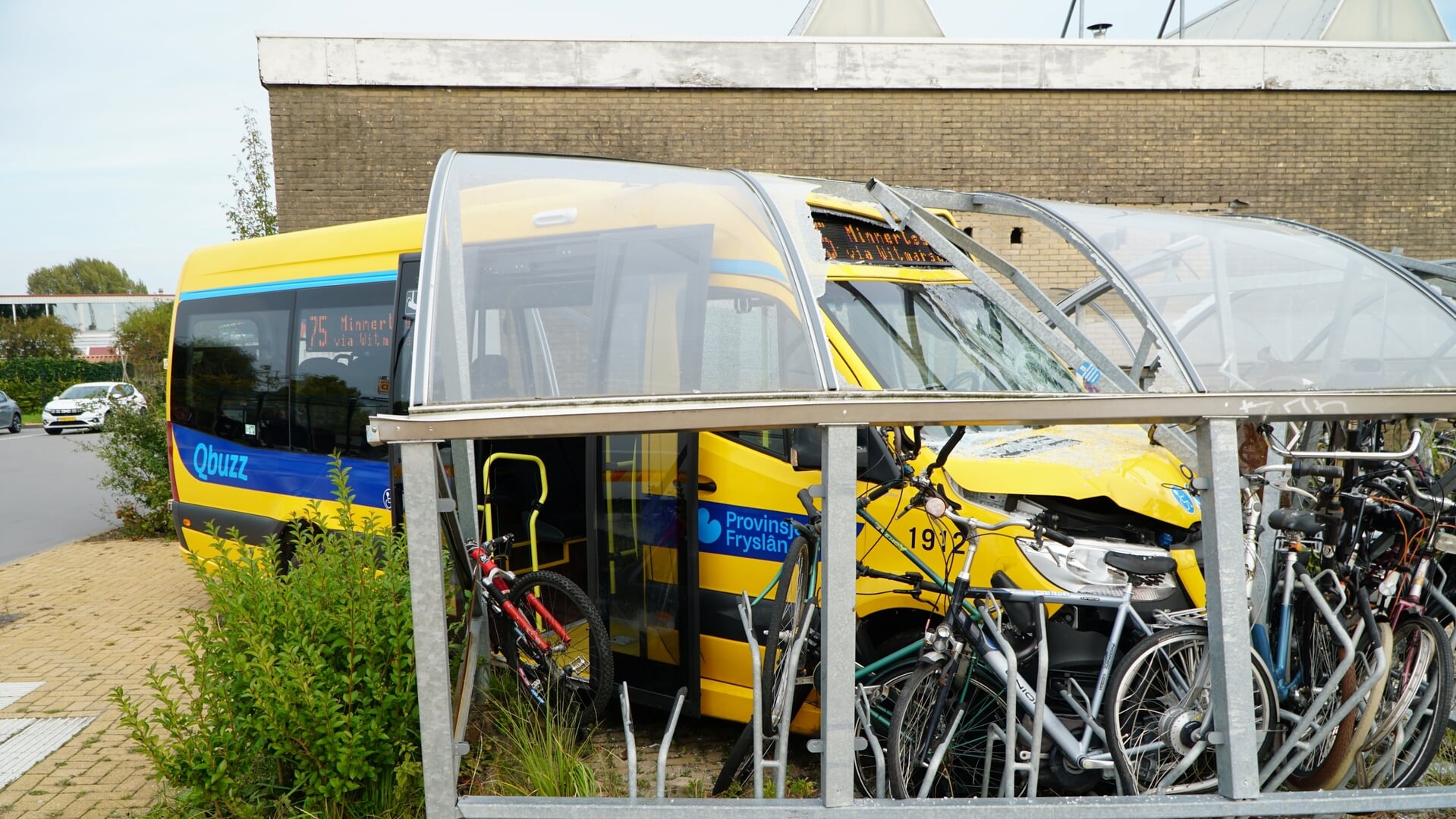 Personenbus crasht bij busstation Bolsward en ramt fietsenstalling