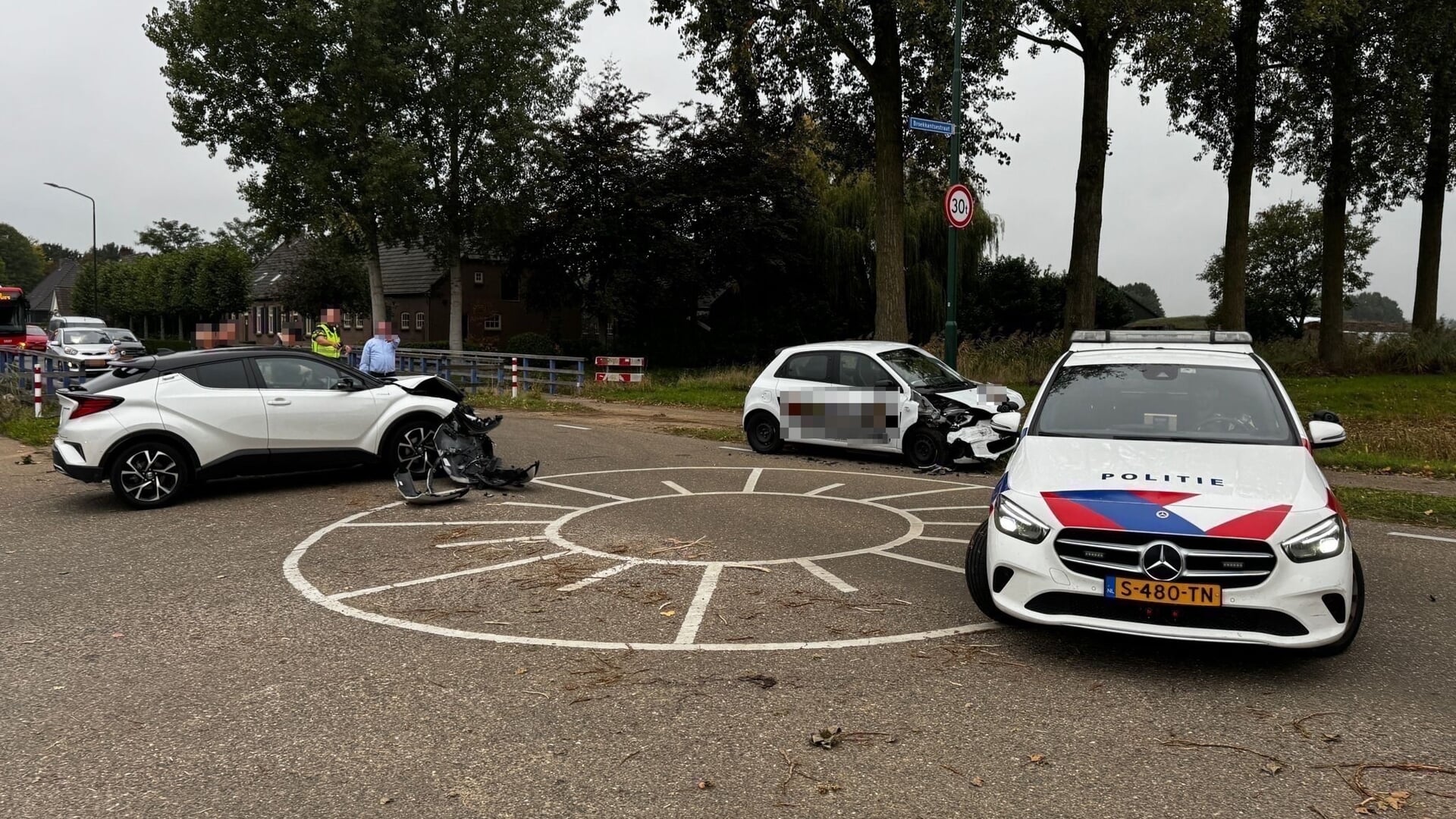 Harde botsing op Lekerstraat in Beek en Donk