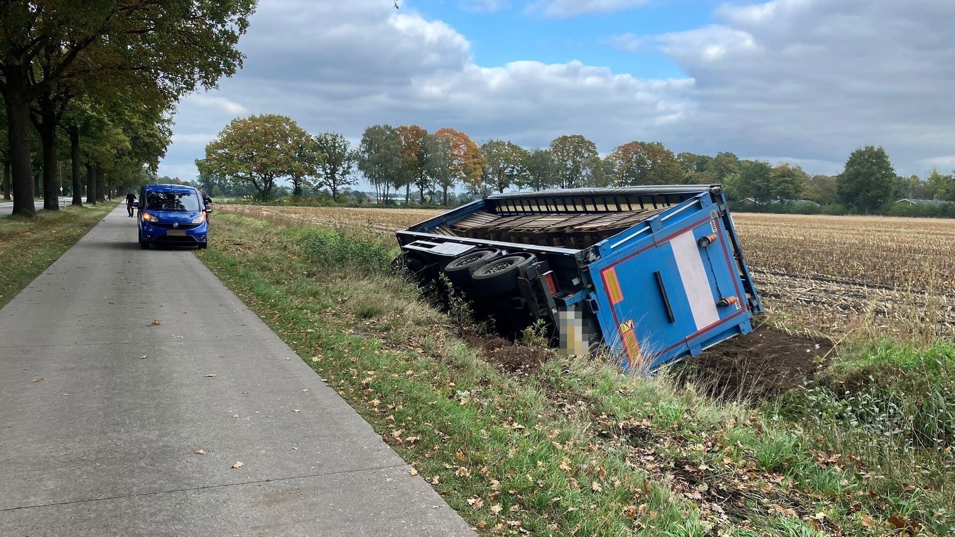 Aanhanger van trekker belandt in sloot bij Elsendorp