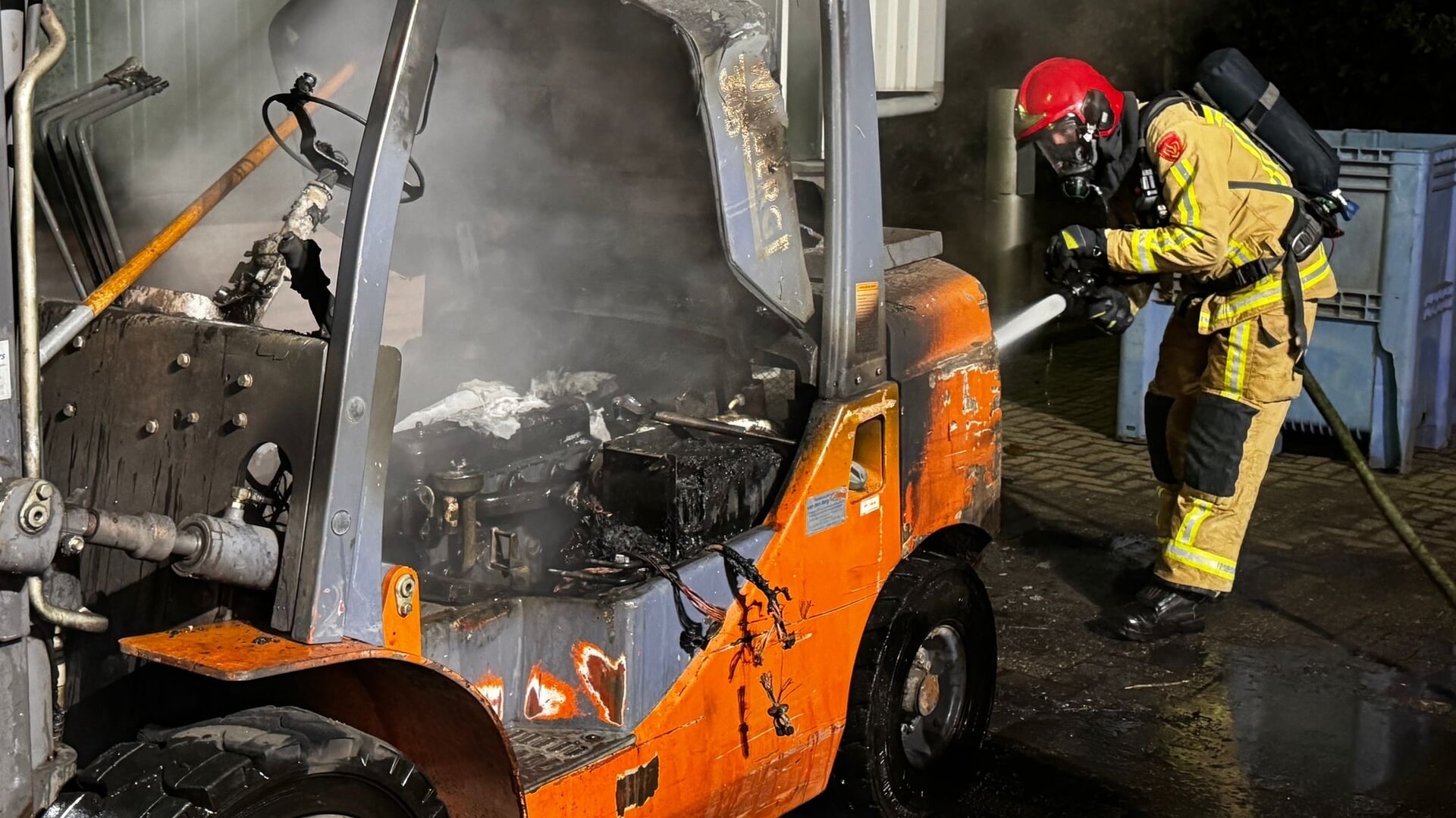Knallende heftruck uitgebrand in De Rips