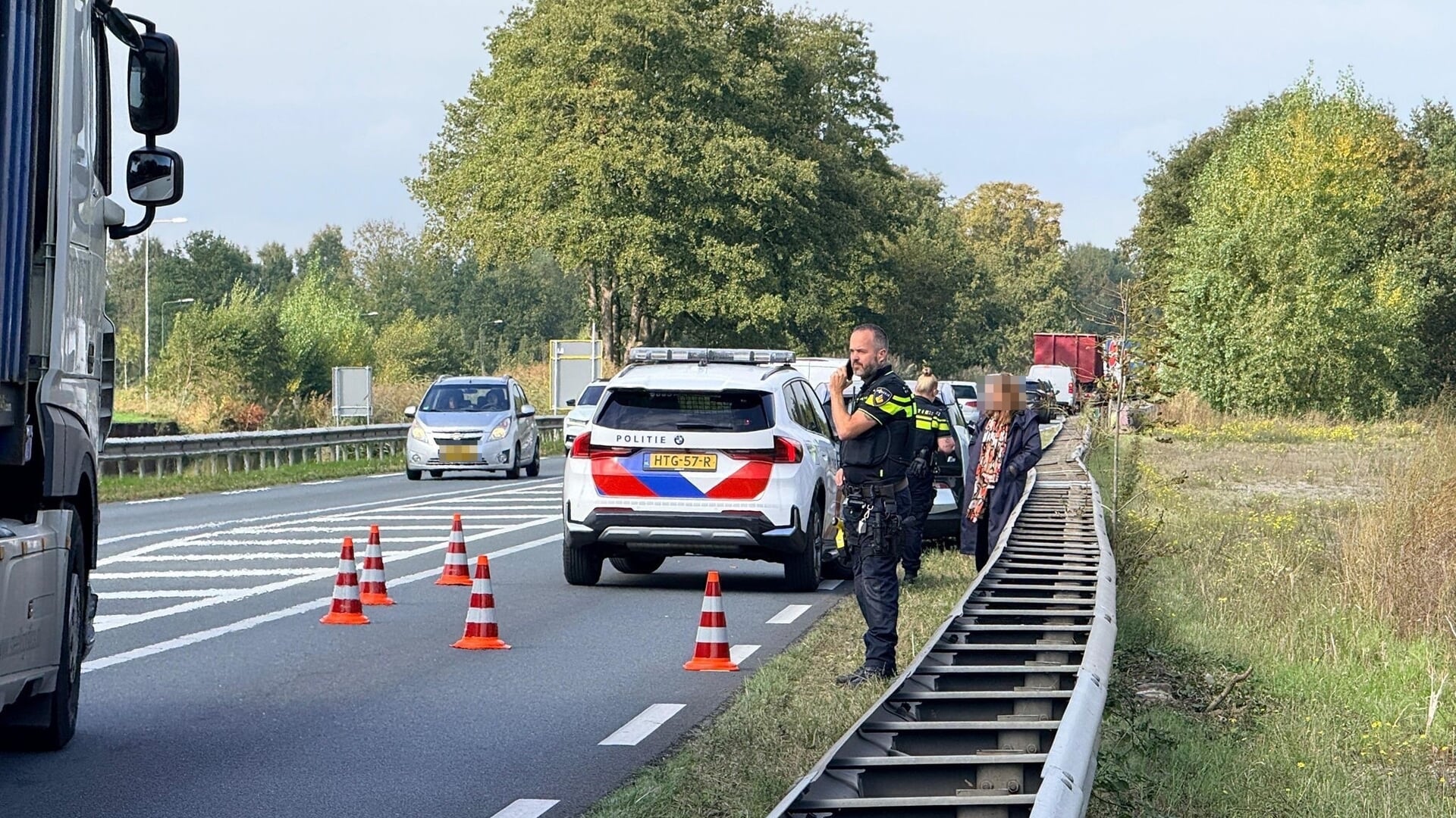 Auto met klapband veroorzaakt ongeval op N279; weg in beide richtingen dicht