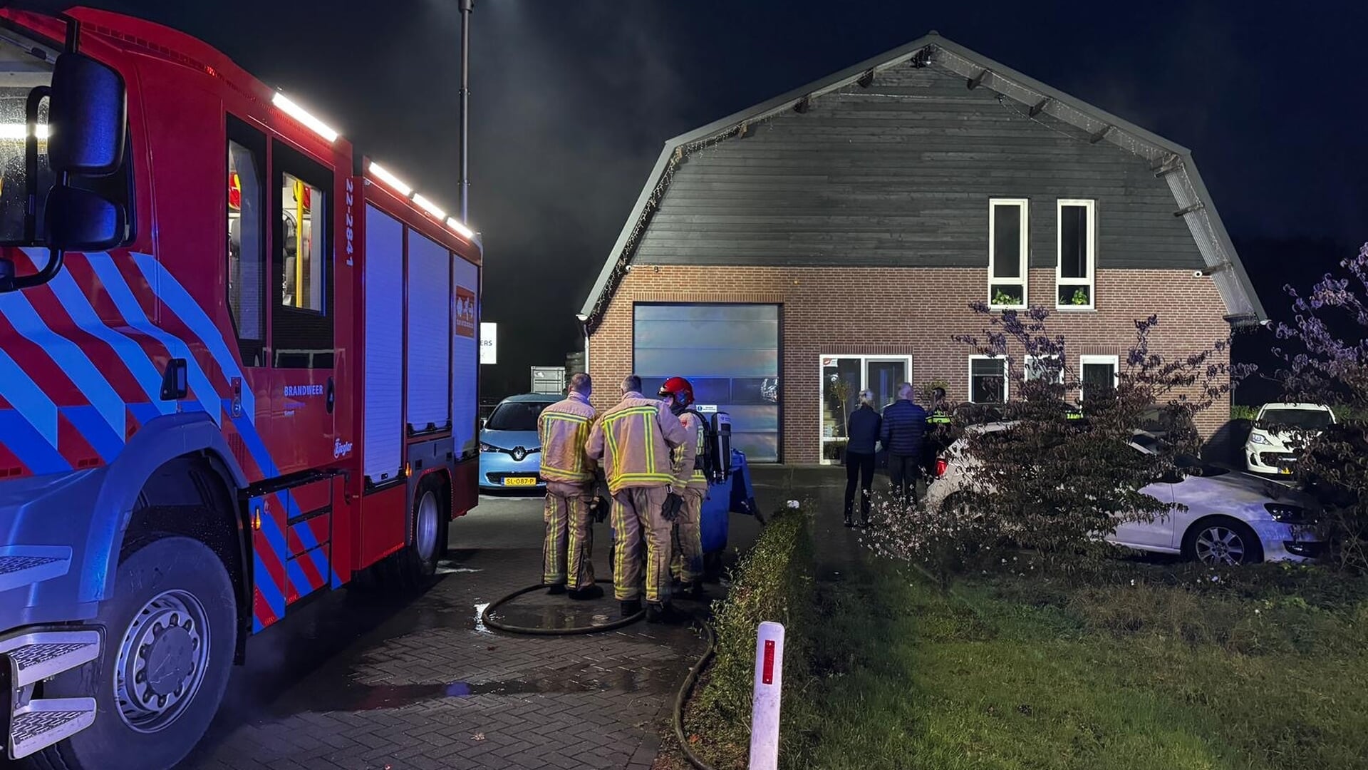 Snelle brandweeractie voorkomt grote schade bij autobedrijf in Gemert