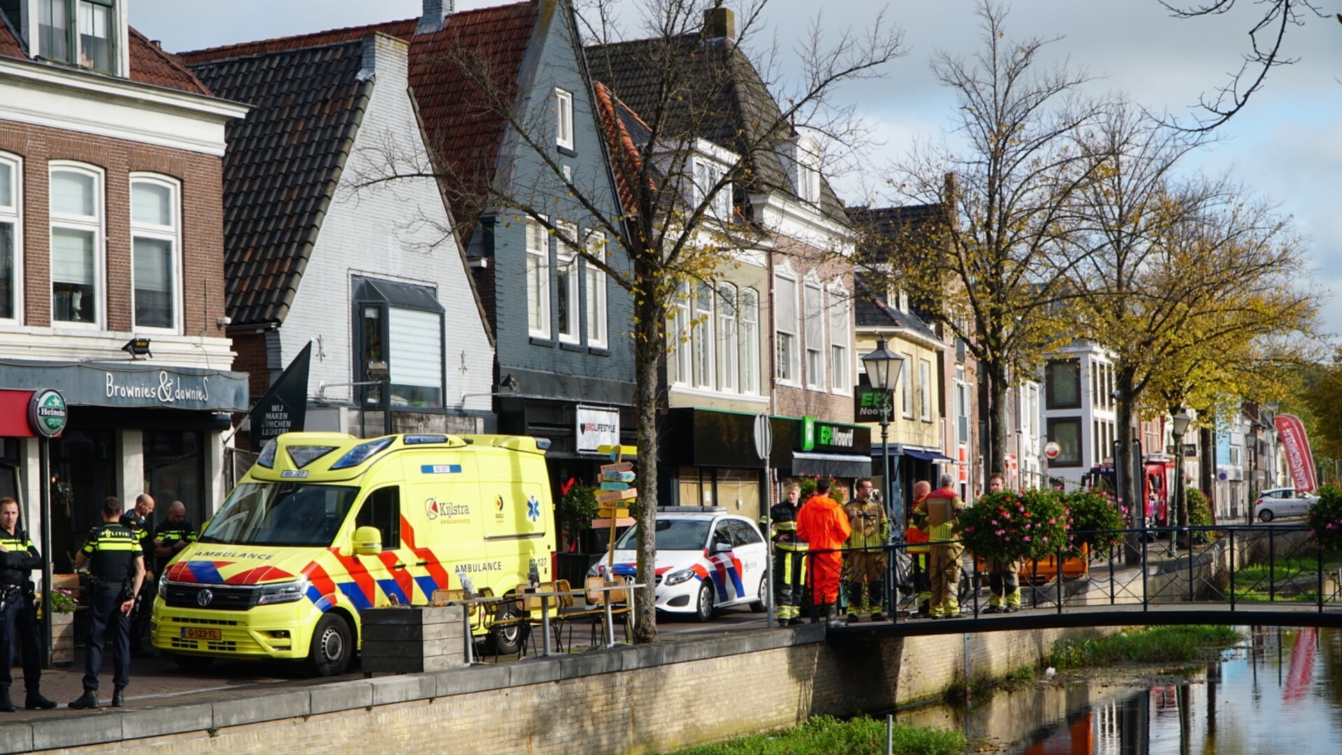 Omstanders redden fietser uit Lindegracht