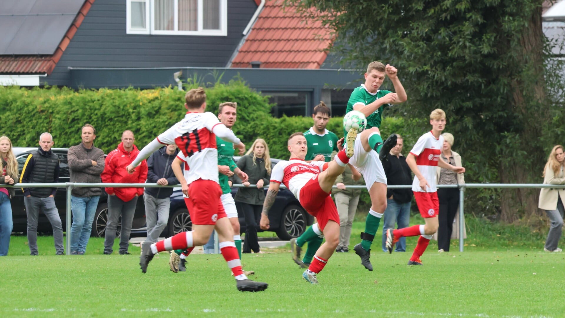 Voetbaluitslagen uit de regio Súdwest: Workum wint opnieuw en ook Arum en QVC pakken de volle buit
