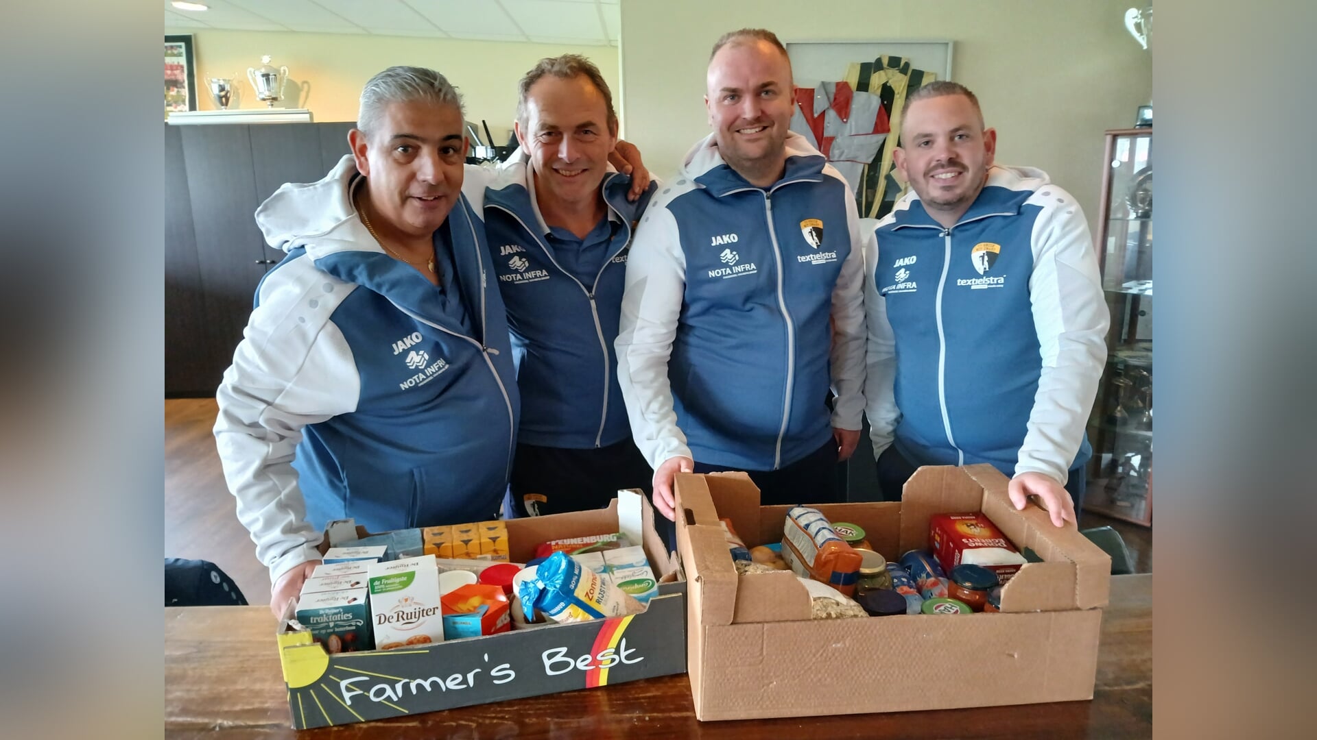 VV Sneek Wit Zwart doneert vijf dozen vol boodschappen aan Buurtkastje Tinga
