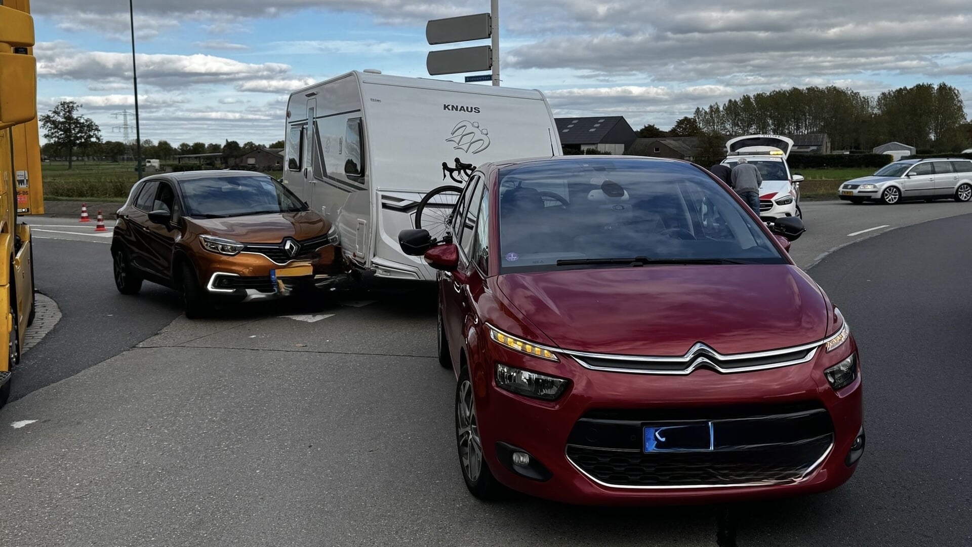 Caravan belandt op auto bij rotonde in Beek en Donk