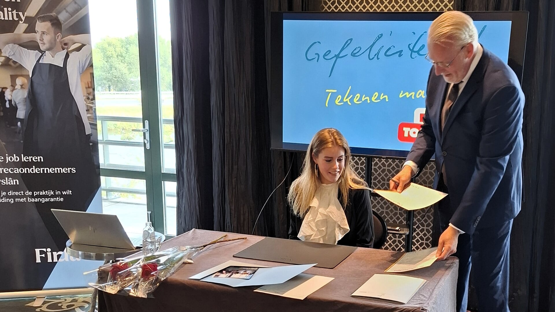Eerste lichting studenten Manager Ondernemer Horeca ontvangt diploma bij Van der Valk Hotel Sneek