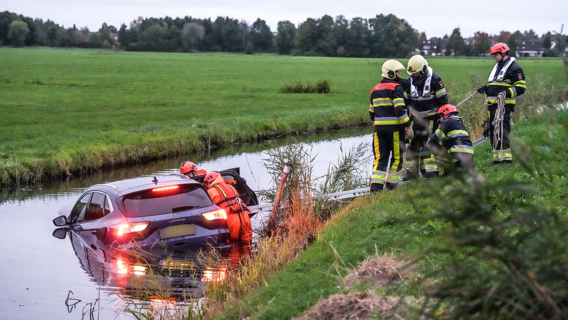 Auto belandt in sloot aan de Graverij in Joure